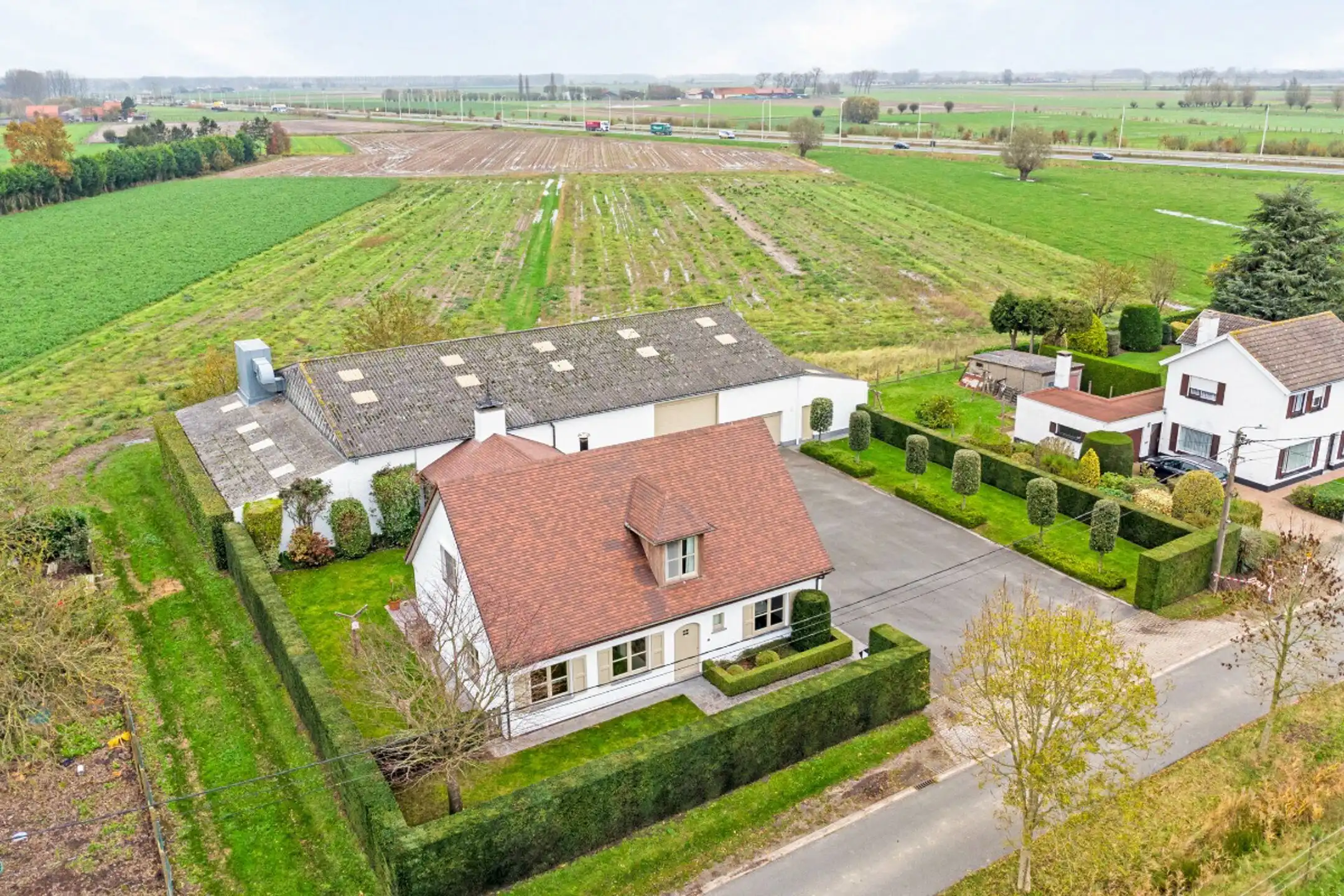 Modern ingerichte villa met loods in Moerkerke foto 2