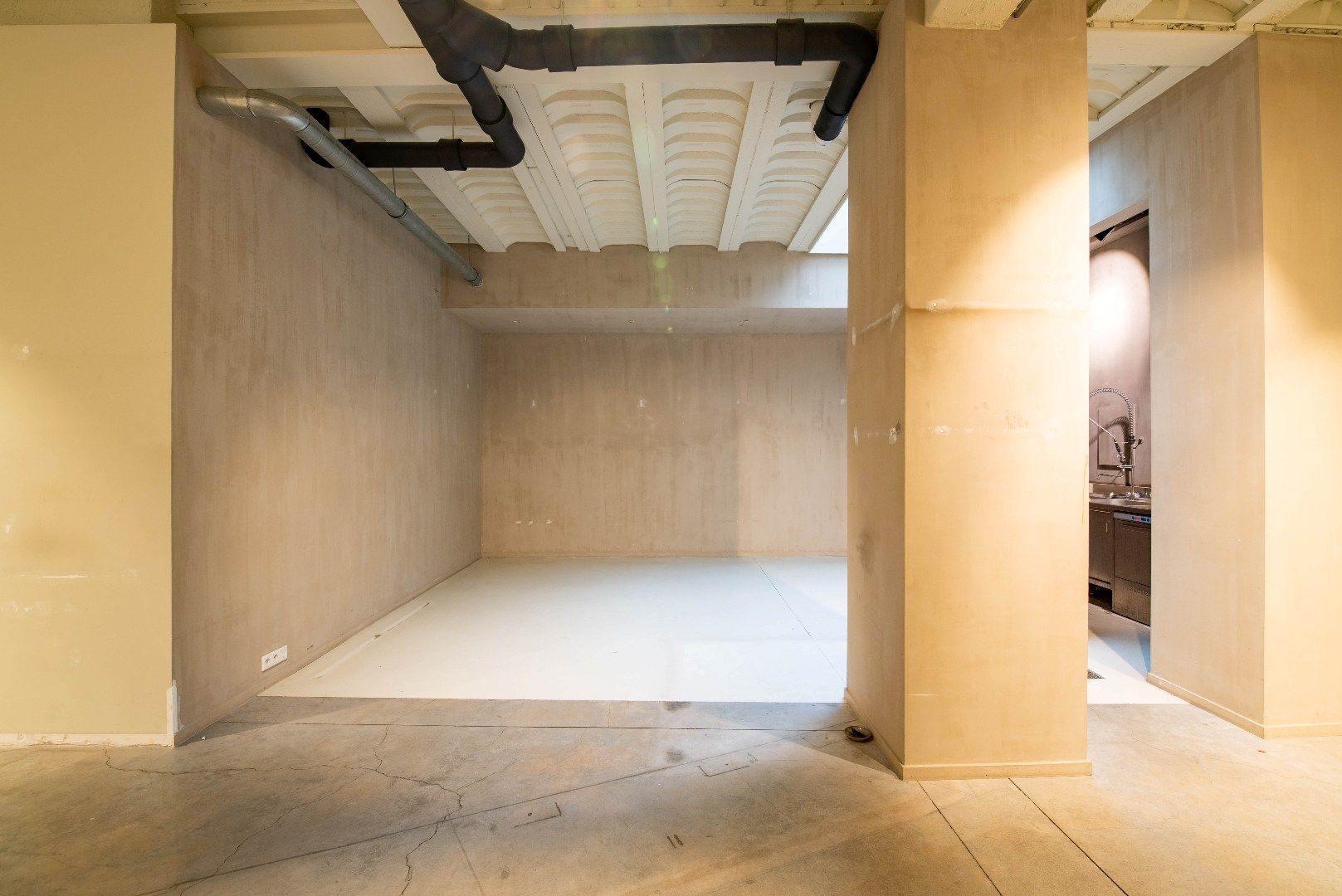 Mooie winkel met brede etalage foto 9