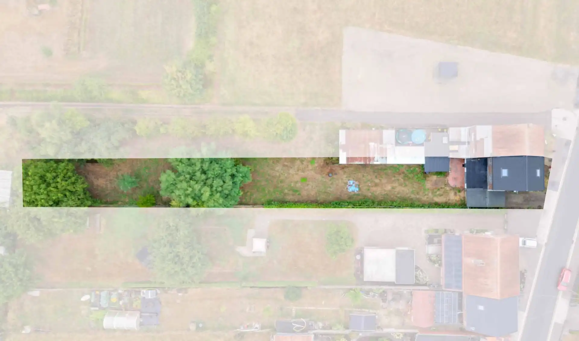 Woning met 2 slaapkamers, 2 badkamers, ruime zolder en tuin foto 2
