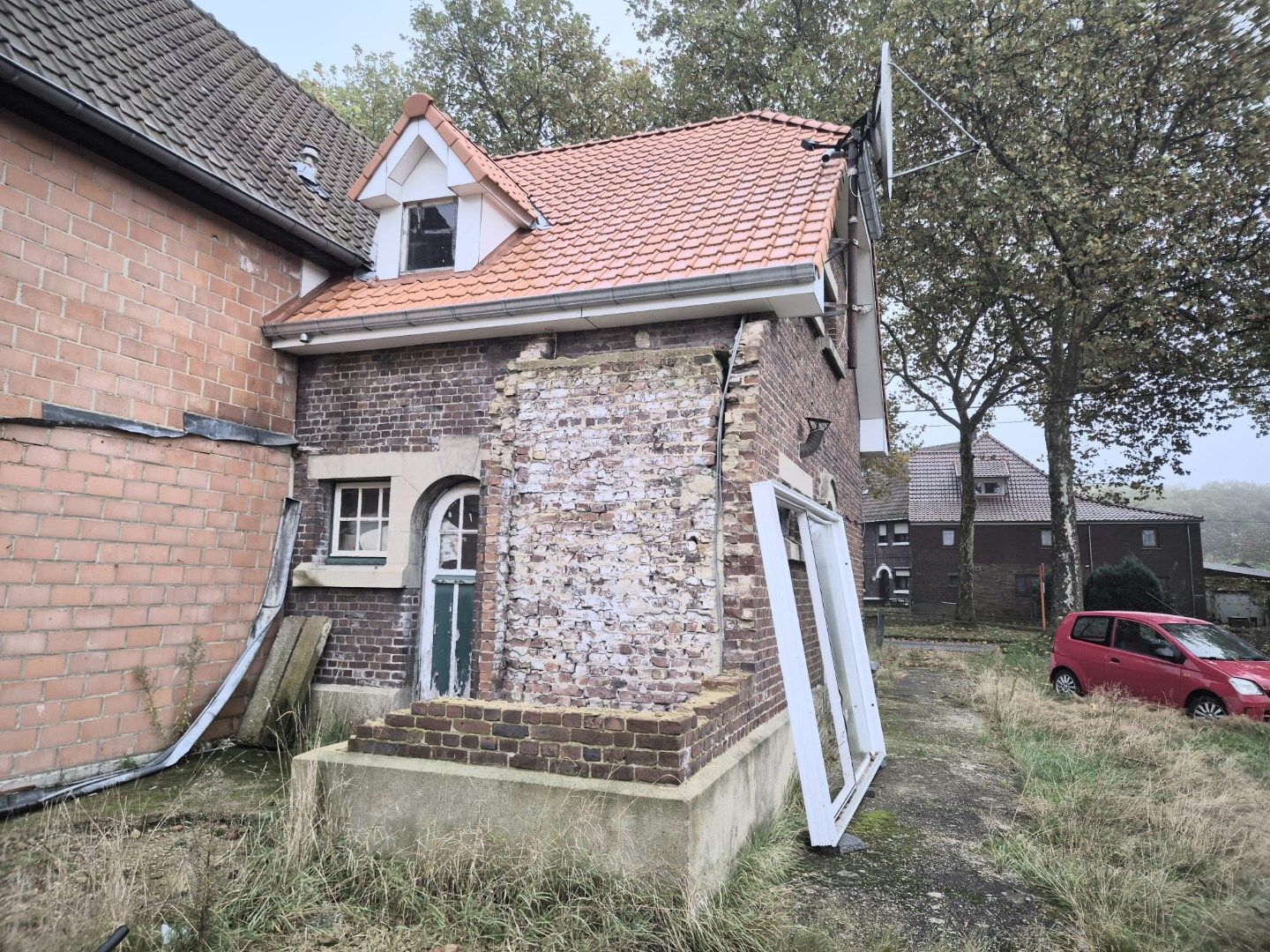 Karaktervolle tuinwijkwoning te koop in Genk: Maak uw droomproject waar! foto 4