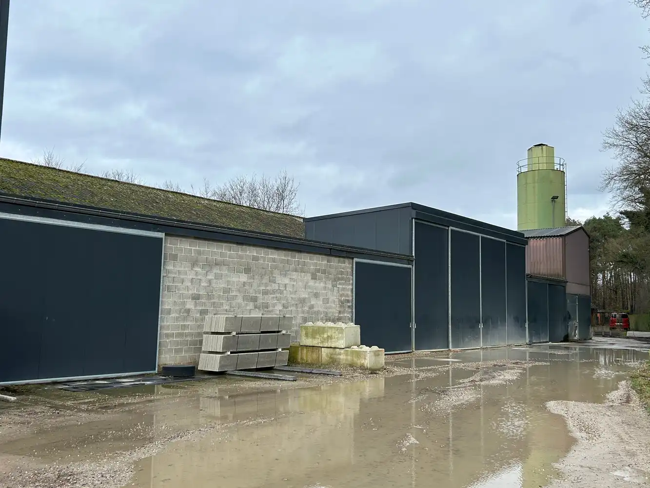 BEDRIJGSPANDEN MET KANTOREN EN MACHINES EN ROLLEND MATERIEEL foto 21