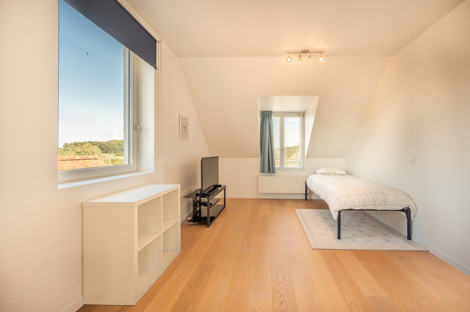 Prachtige, lichtrijke woning vlakbij het pittoreske Oosthoekplein in het Zoute op wandelafstand van de zee en het Zwin. foto 24