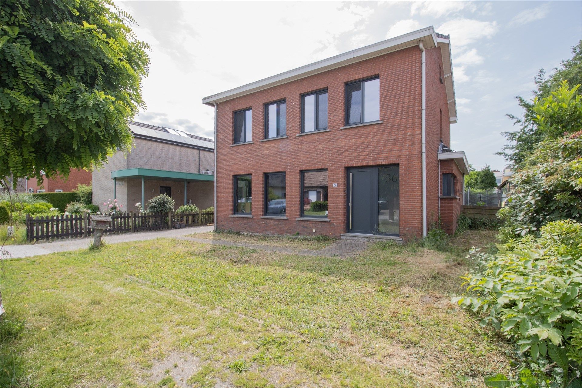 Hoofdfoto van de publicatie: Verder af te werken, deels gerenoveerde vrijstaande woning met 3 slaapkamers op 632 m²