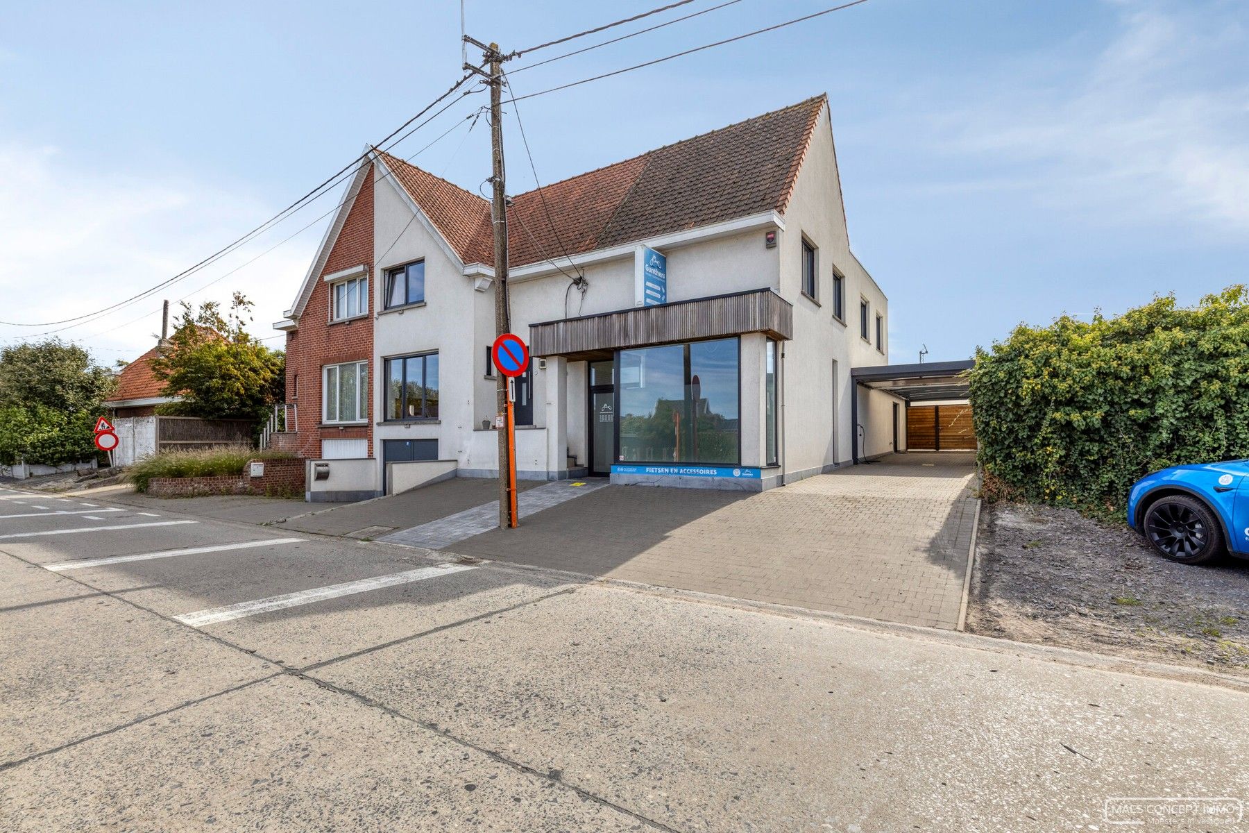 Ruime woning te koop te Waregem op strategische ligging foto {{pictureIndex}}