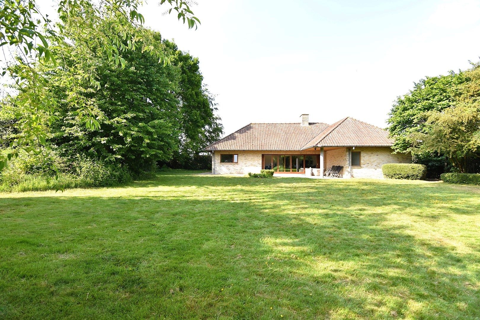 Alleenstaande woning met indrukwekkende tuin foto 4