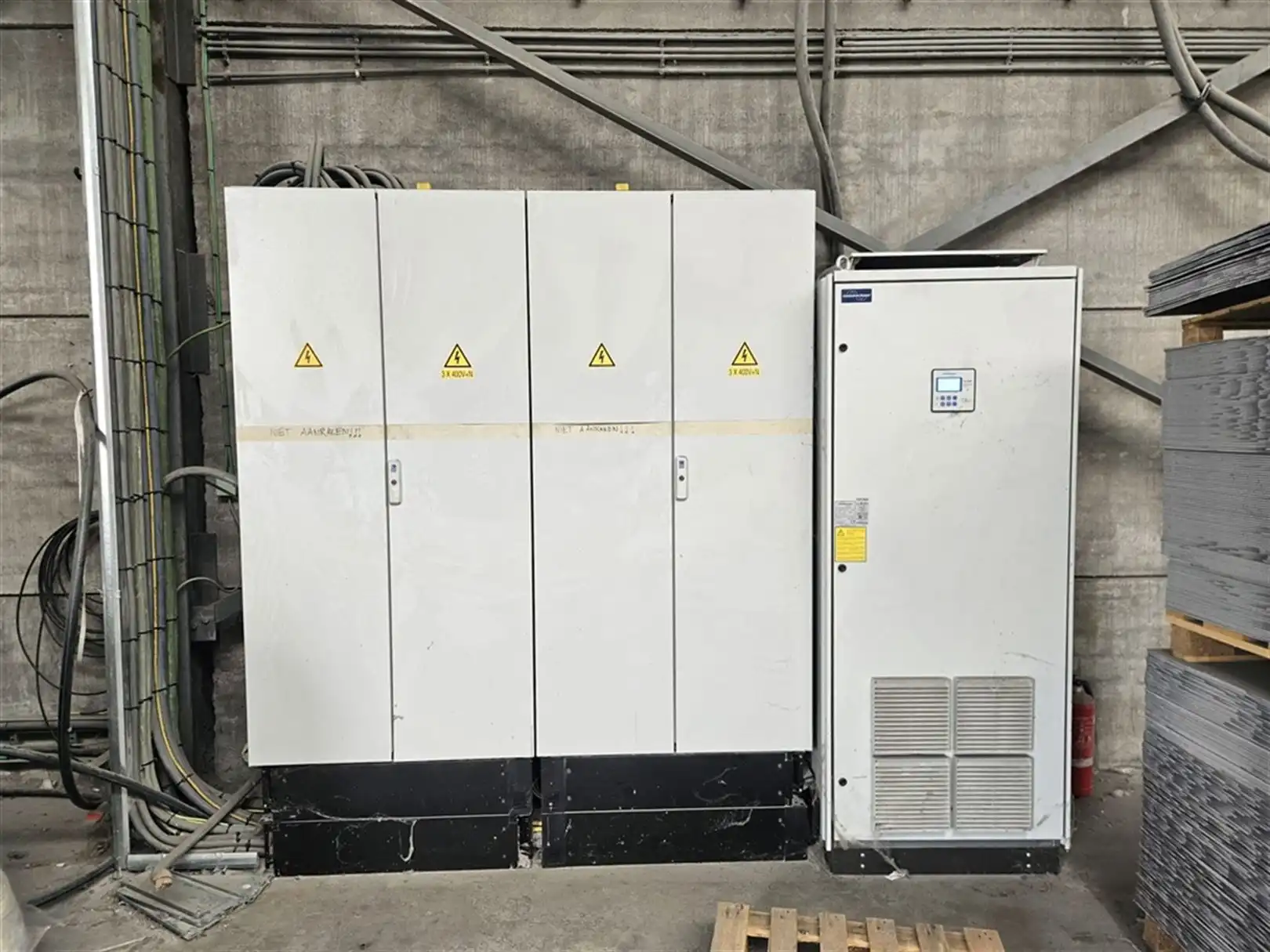 Magazijn met rolbrug en verhard terrein foto 9