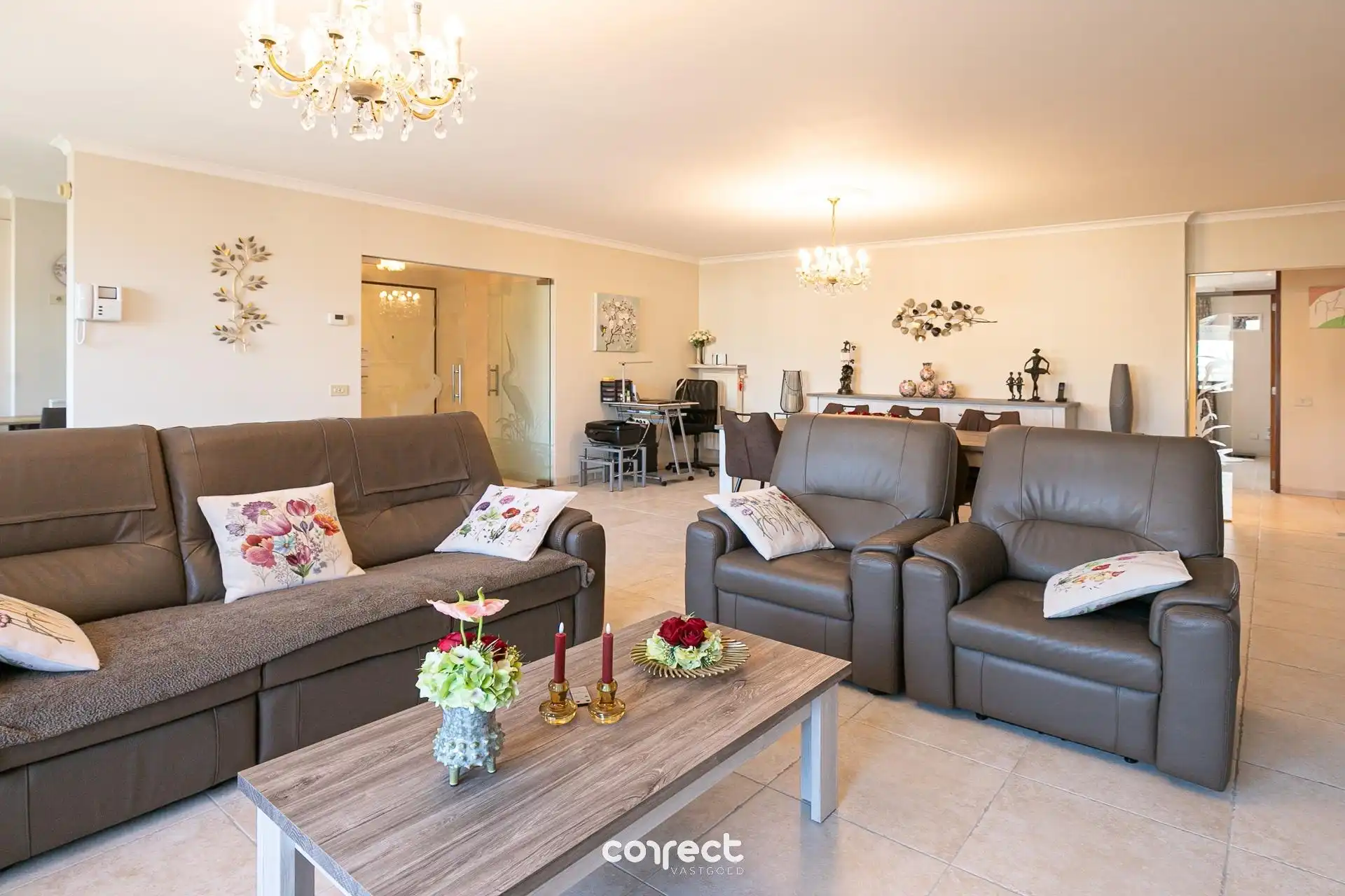 Centraal gelegen appartement met zicht op de markt van Torhout. foto 4