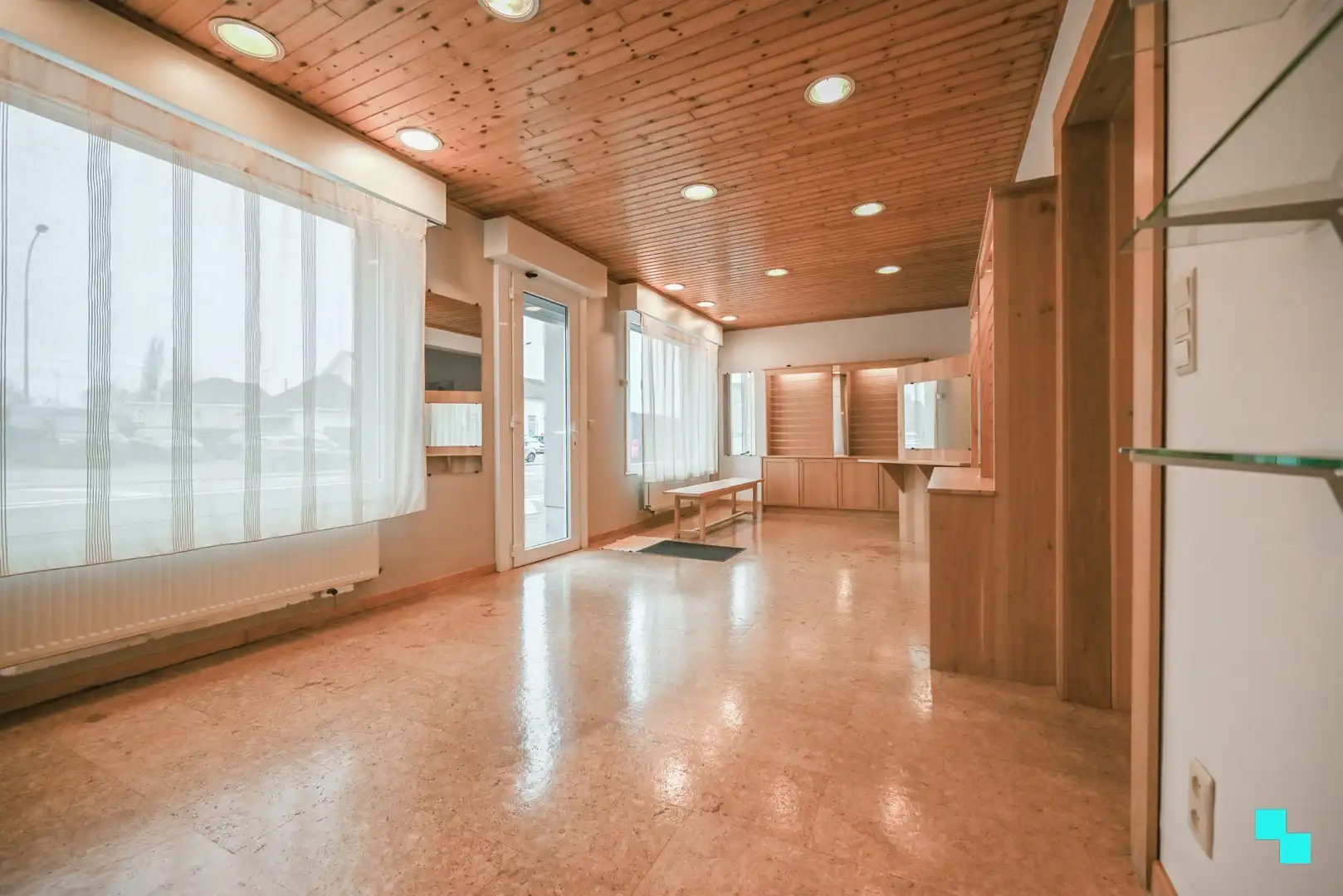 Ruime handelswoning op ideale zichtlocatie foto 3