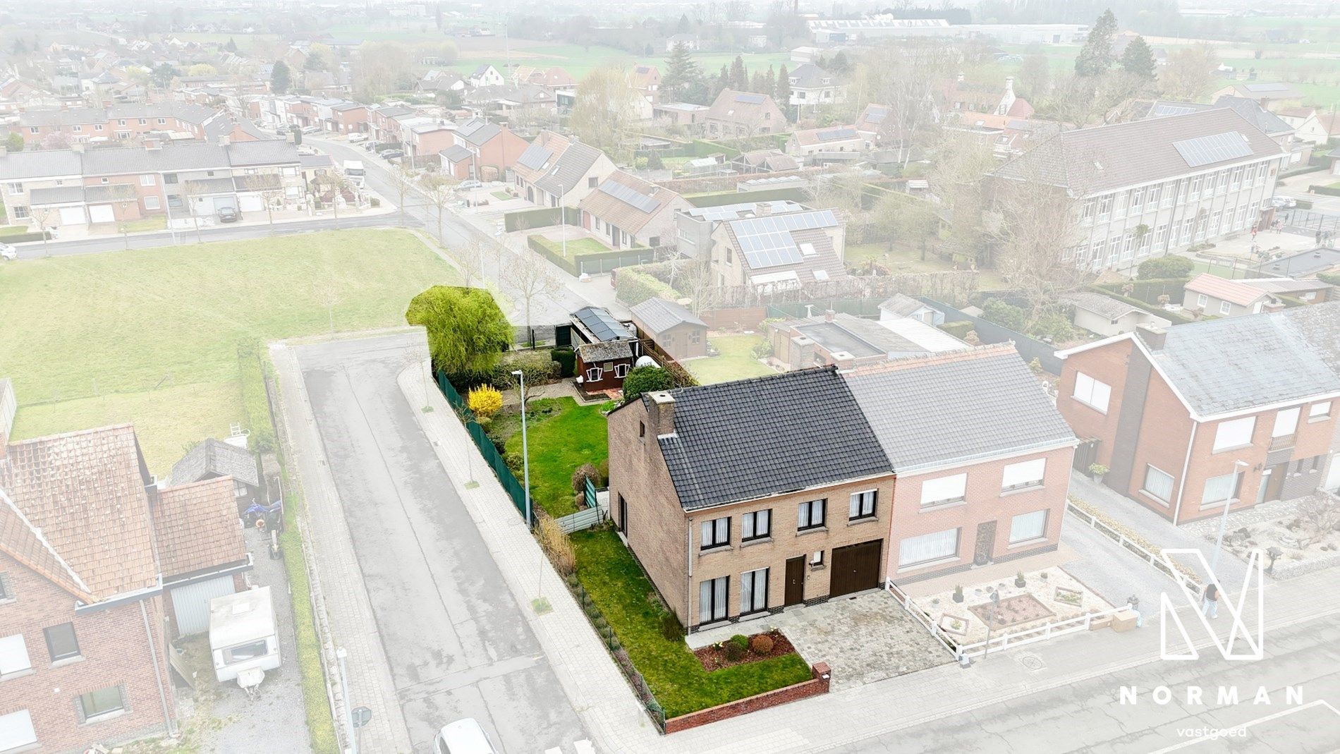 Halfopen woning met 4 slaapkamers en uitweg op toplocatie foto {{pictureIndex}}