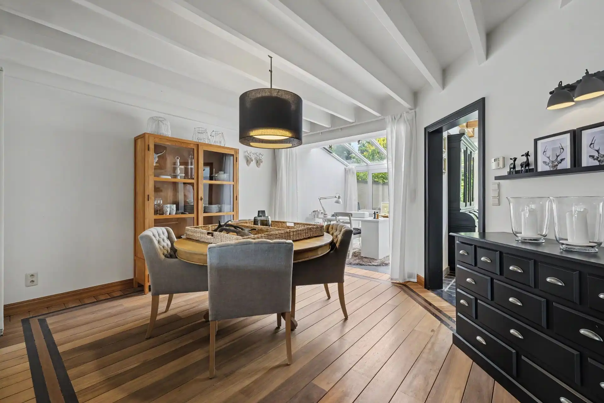 Kwalitatief afgewerkte gezinswoning in authentiek landelijke stijl met o.a. 4 slaapkamers & zwembad (344m²) foto 6
