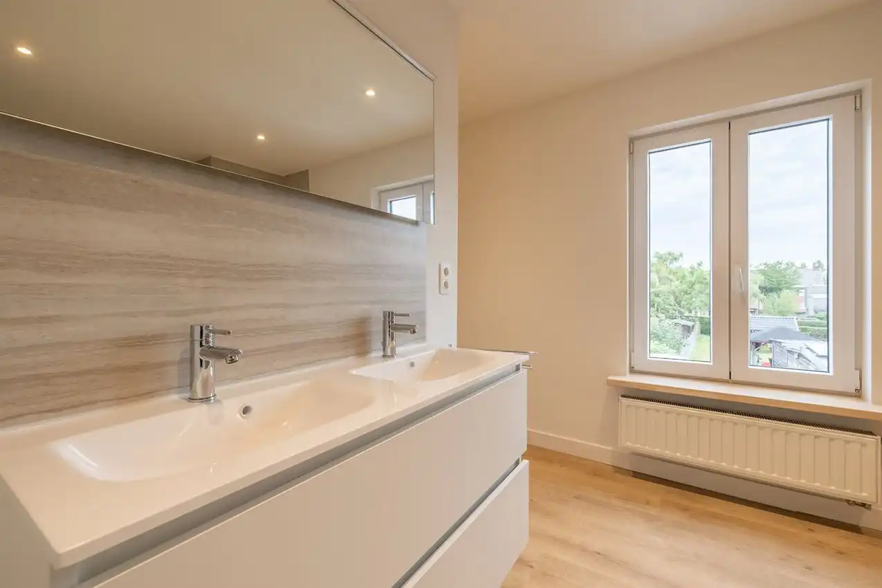 Vernieuwde rijwoning met drie slaapkamers en mooie tuin foto 15