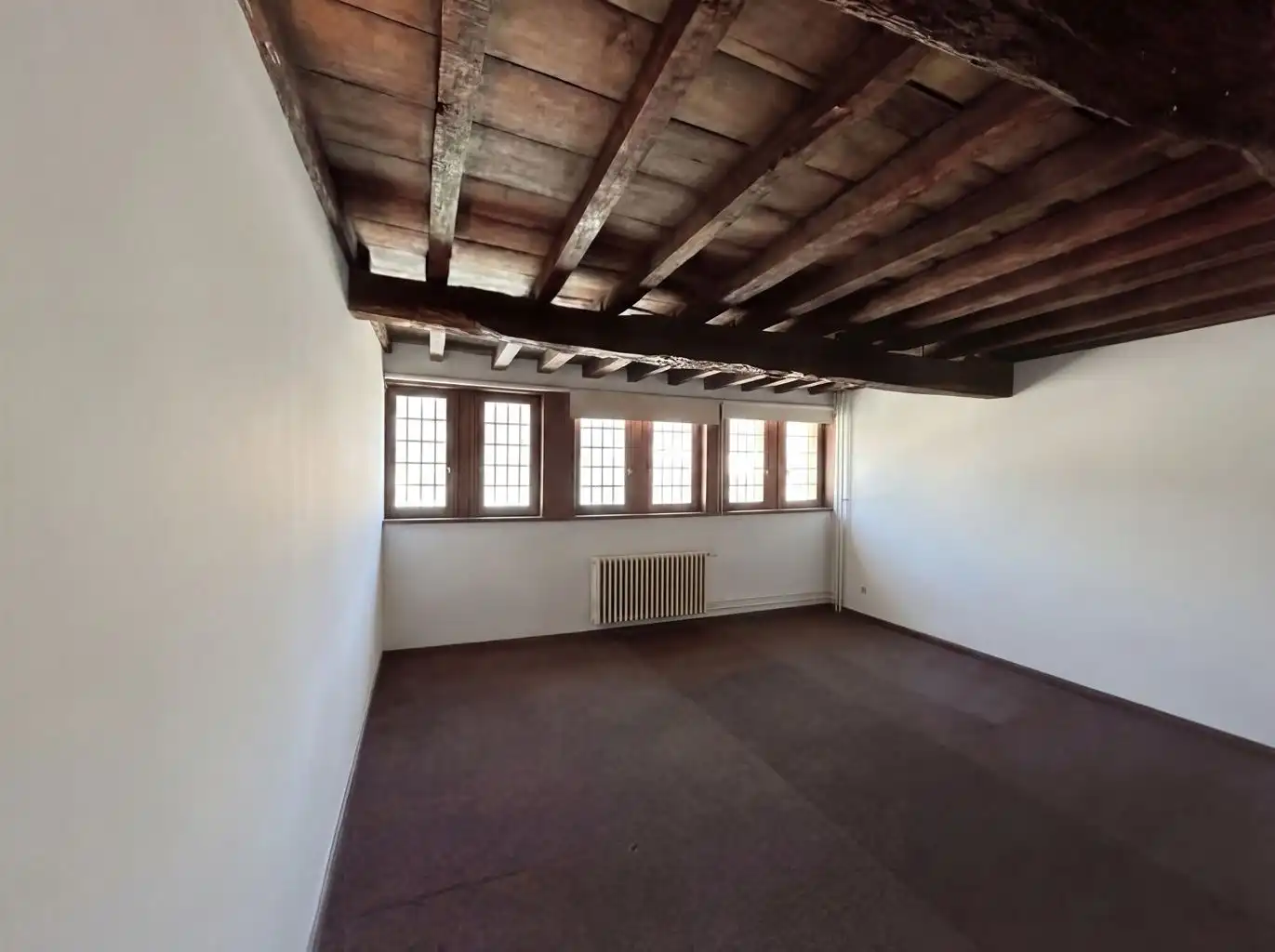 Stijlvolle handelsruimte met bovenliggende woonst, stadstuin en parkeerplaats in het centrum van Maaseik. foto 11