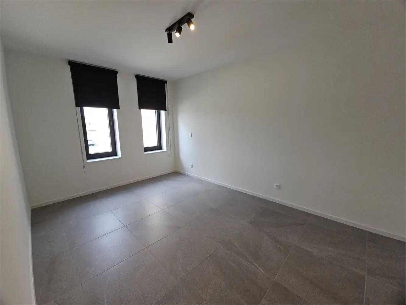 Recente woning met inpandige garage, terras en kleine tuin foto 10
