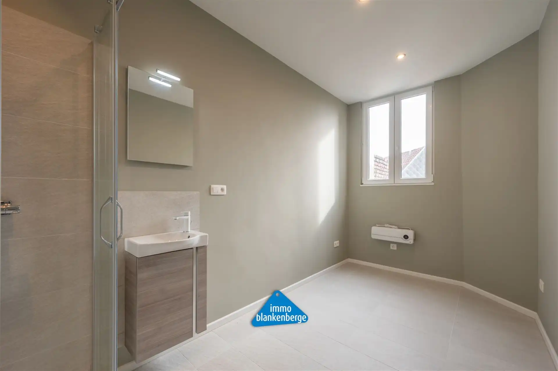 Volledig gerenoveerd duplexappartement nabij het Stationsplein en de Zeedijk foto 8