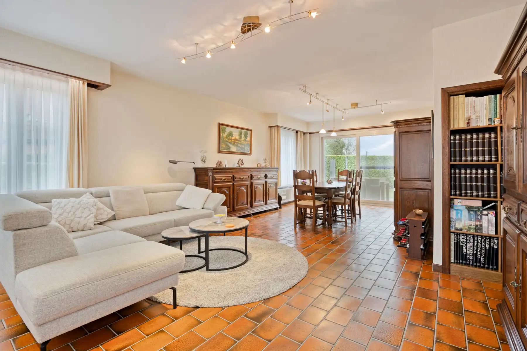 Karaktervolle woning met omheinde tuin en veel staanplaatsen foto 3