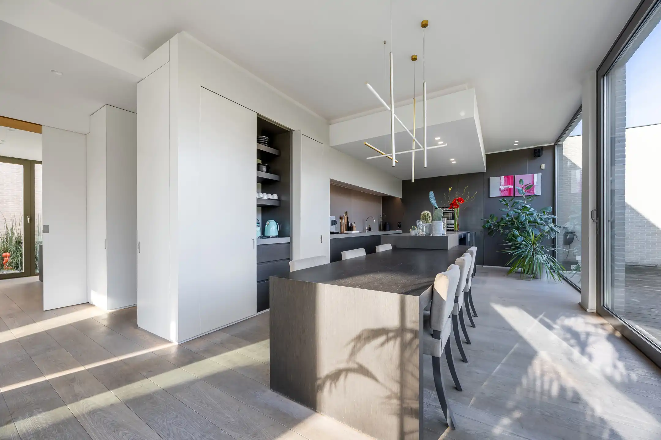 Luxueuze moderne villa met zwemvijver omringd door groen foto 18