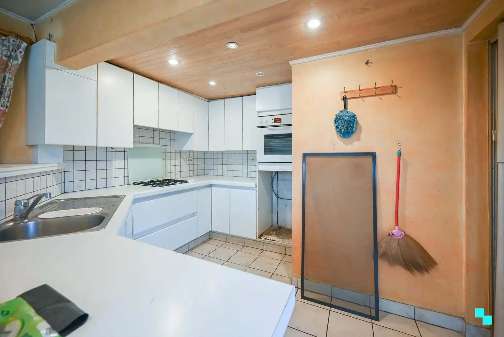 Halfopen bebouwing met garage nabij centrum Izegem foto 15