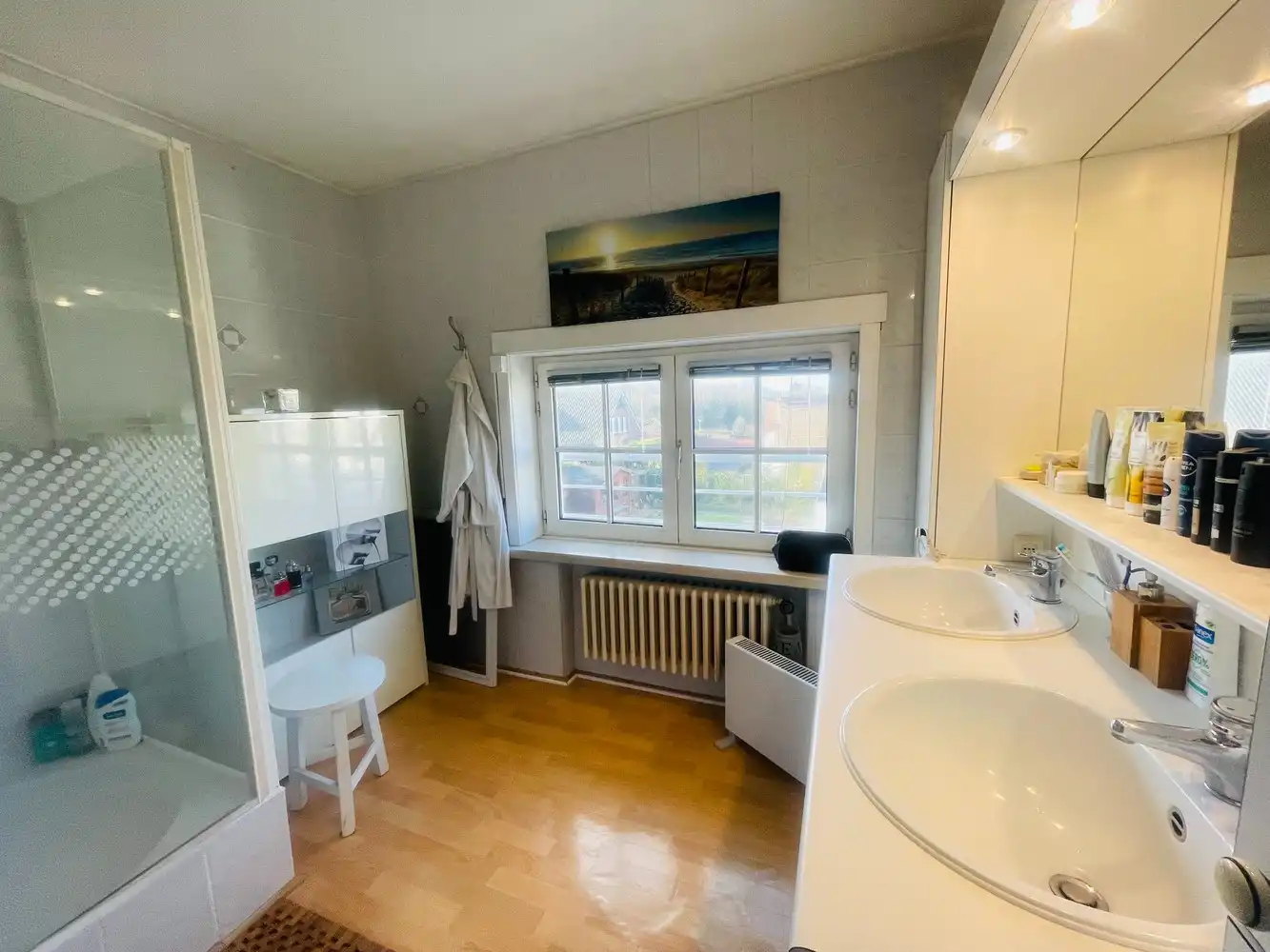 Zeebrugge op 50meter van het strand Uiterst charmante totaal gerenoveerde RUIM WOONHUIS met 5 SLAAPKAMERS en 3 BADKAMERS en 3 TERRASSEN. Grote troef is 2 AUTOSTAANPLAATSEN en ruime GARAGE.&nbsp; Oprit, grote garage, werkplaats, plaats voor fietsen, ingerichte STUDIO met tuintje op het zuiden. &nbsp;1éV:&nbsp; Zalige living , ingerichte open keuken, uitgevend op een groot zonneterras.Long island style. 2é V: 3 leuke slaapkamers , 2 badkamers. Onder het dak&nbsp; 4 é slaapkamer uitgevend op mooi terras met prachtig vergezicht.Bebouwde oppervlakte van 230 m2 Grondoppervlakte is 137m2 Magnifiek, Perfect onderhouden&nbsp; Juist verhuizen ! Zalig Wonen!&nbsp; Zowel hoofverblijfplaats, als vakantieverblijf aan Zee . foto 15