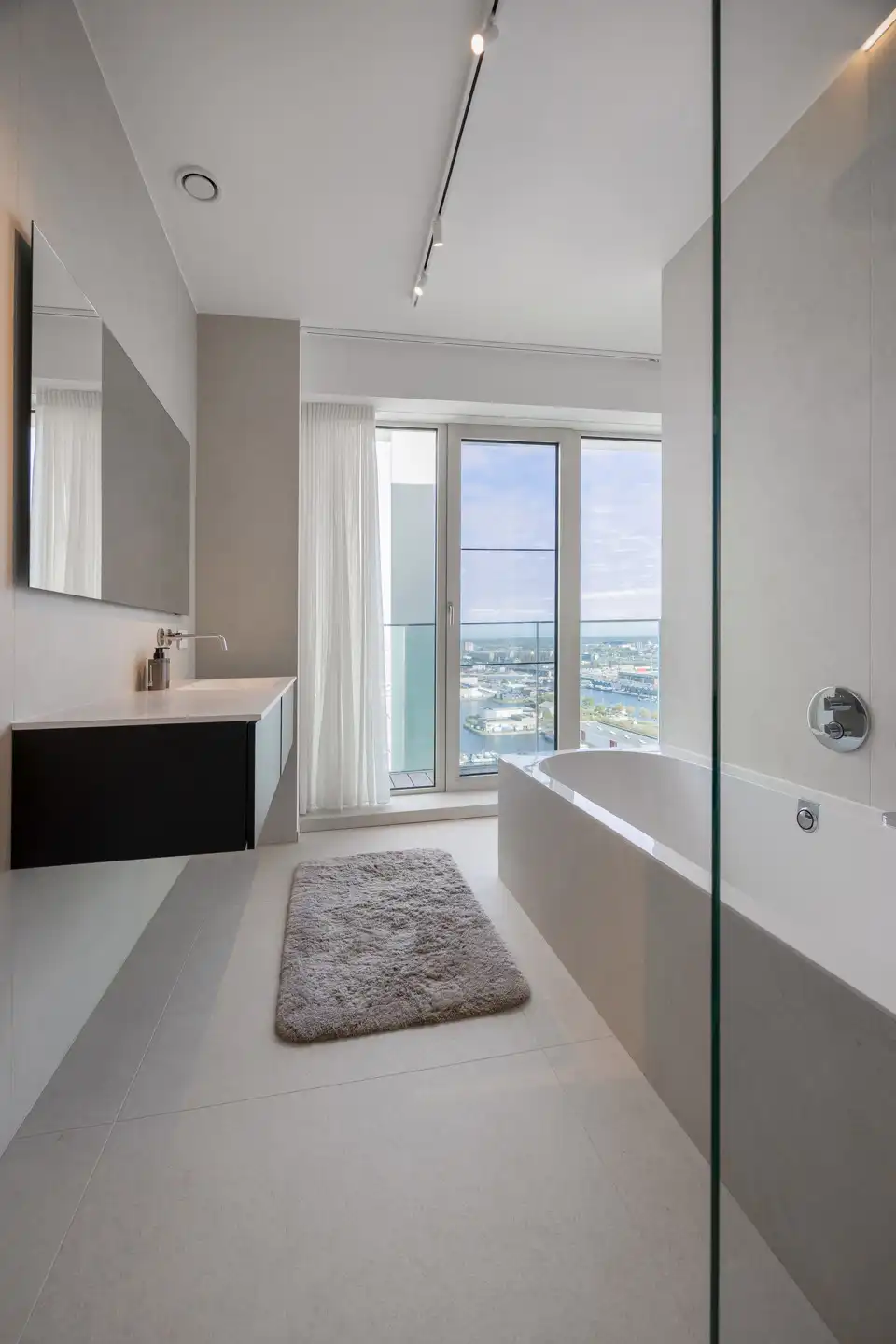 Stijlvol penthouse met panoramisch zicht op stad en haven foto 23