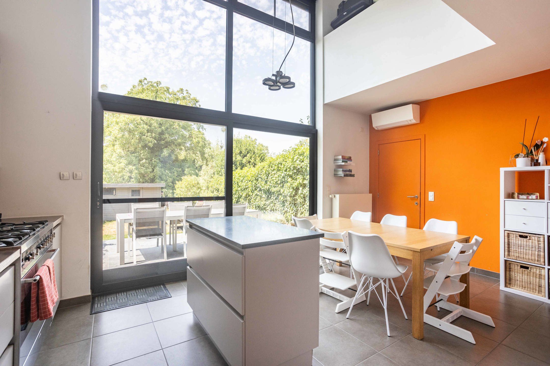 Goed gelegen, ruime & instapklare eigendom met tuin & garage foto 3