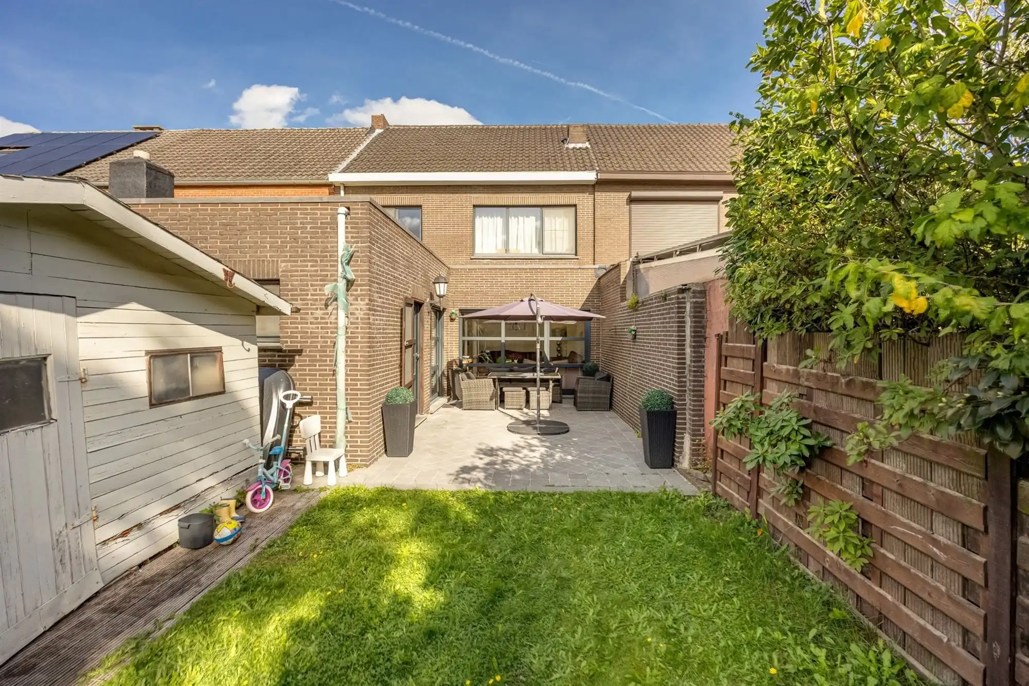 Gezinswoning met garage en zonnige tuin foto 25