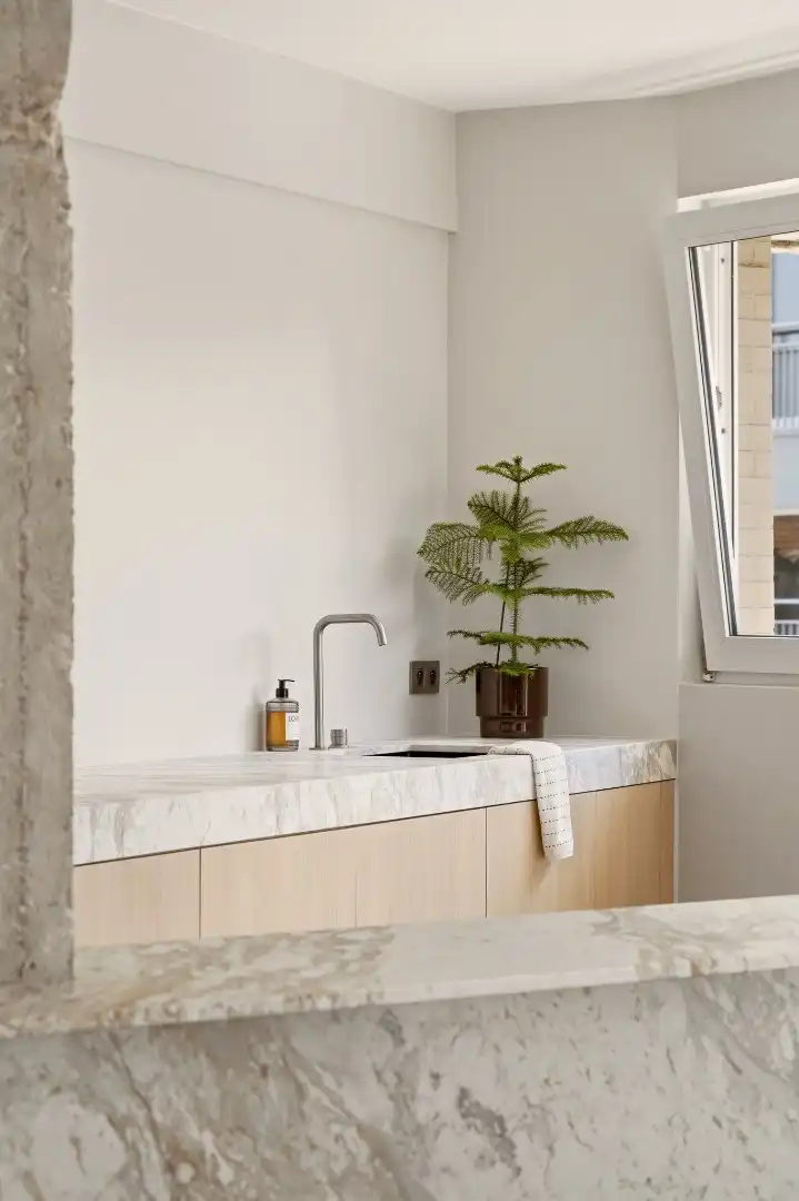 Stijlvol gerenoveerd stadsappartement met maatwerk, 2 slaapkamers en veel bergruimte foto 13