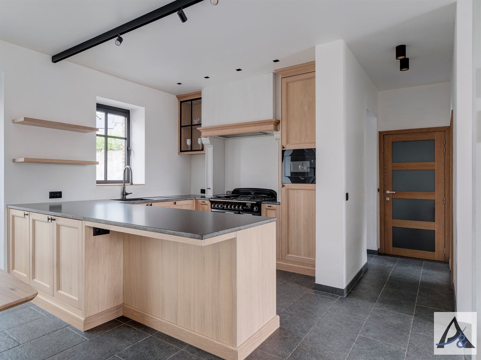 Totaal gerenoveerde, instapklare gezinswoning te koop in het hart van Munsterbilzen! foto 6