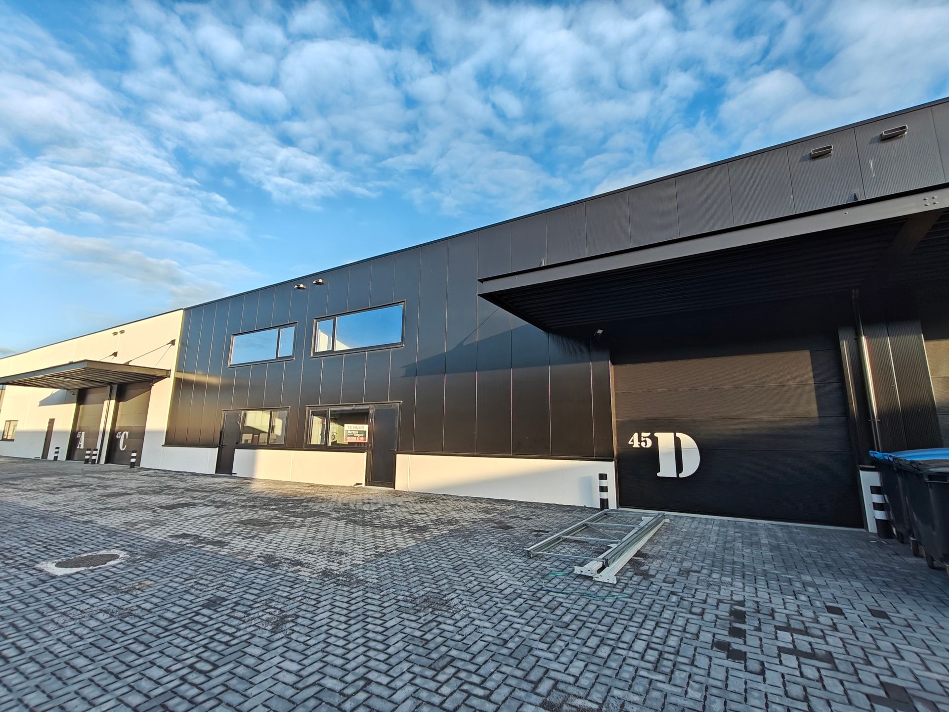 Te Huur Kmo -Unit (D) te Wilrijk foto 2