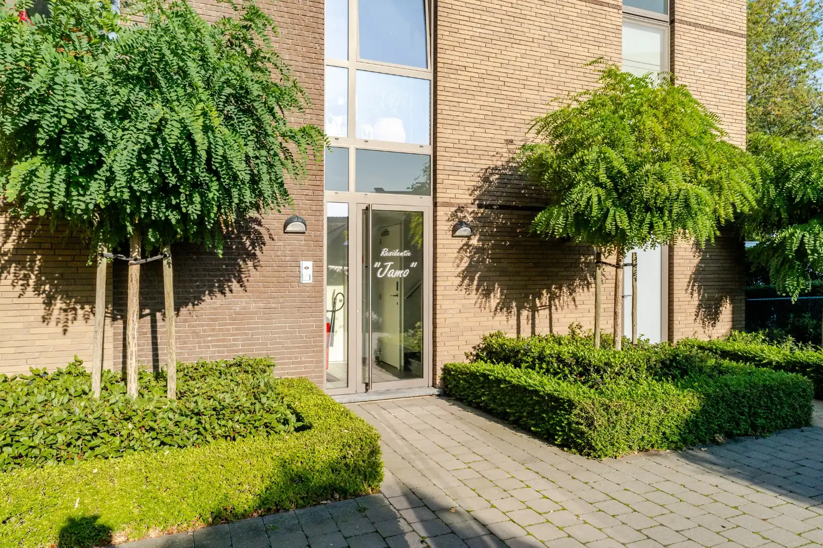 Instapklaar en lichtrijk appartement met terras en carport foto 15