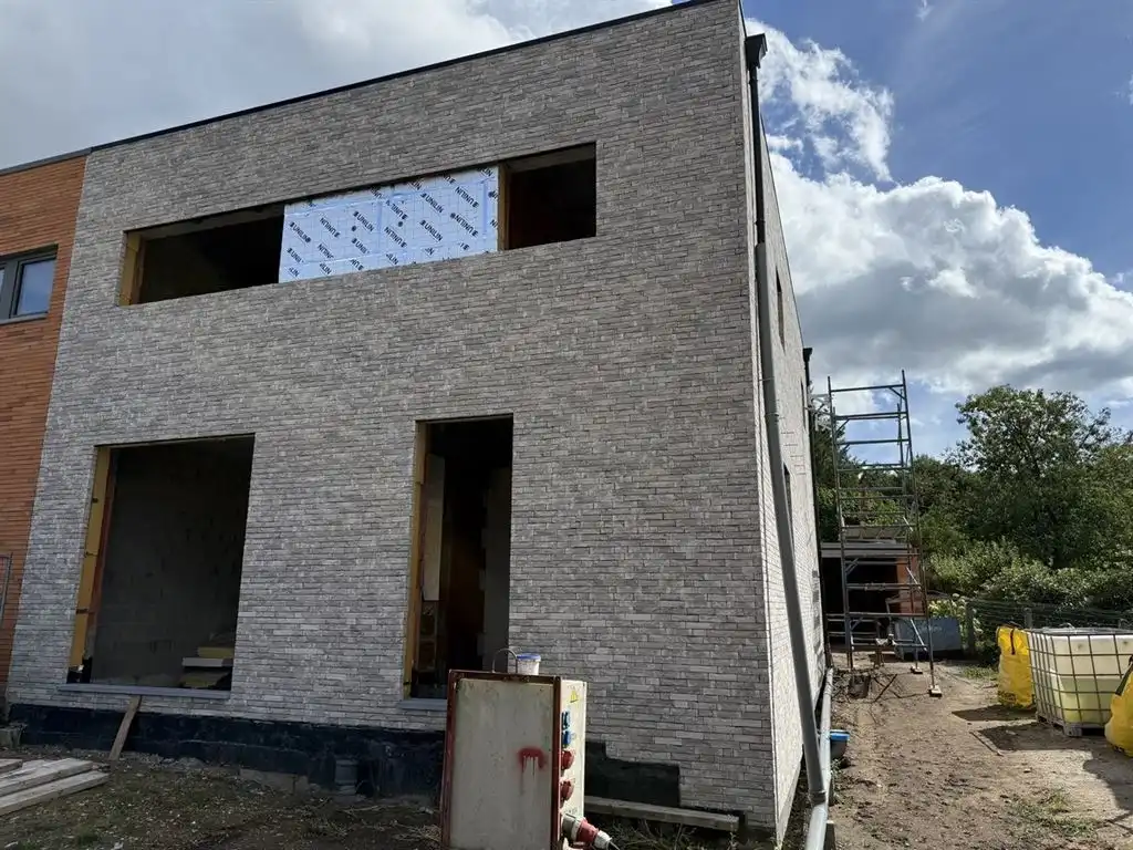Moderne nieuwbouwwoning met vrijstaande garage en kelder, casco afgewerkt foto 2