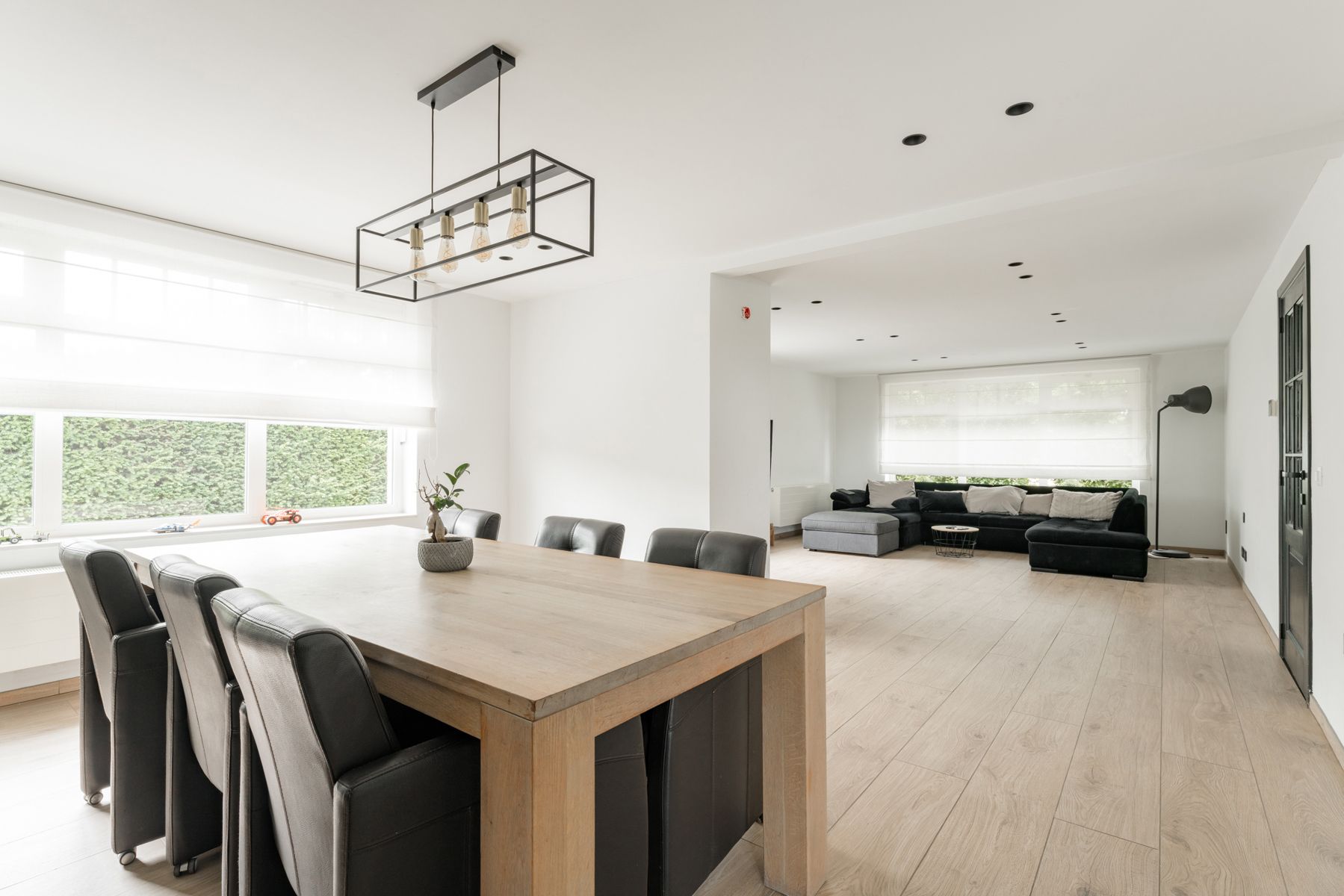 Ruime gerenoveerde woning met zwembad  foto 7