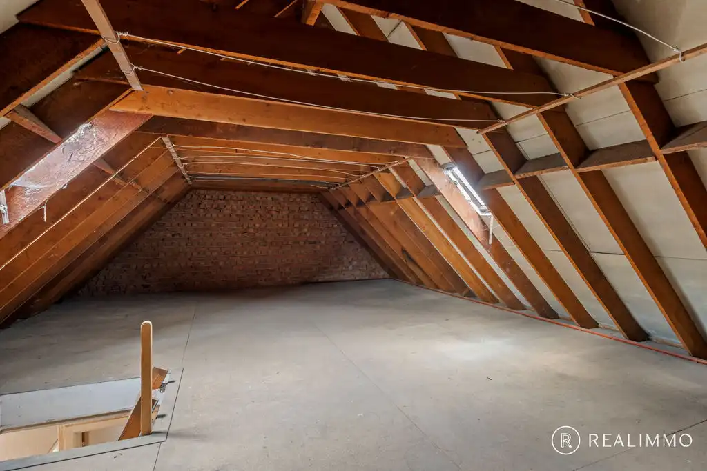 Stevige te renoveren woning in hartje Zwevegem! foto 14