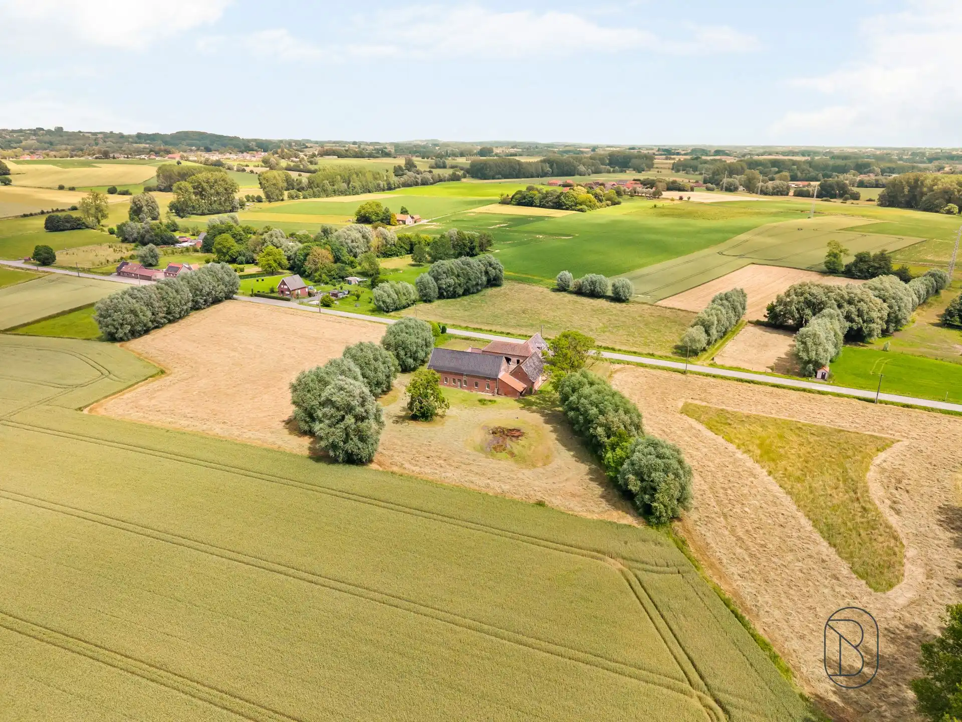 Prachtig gelegen vierkantshoeve met zichten op 2,45 hectare foto 2