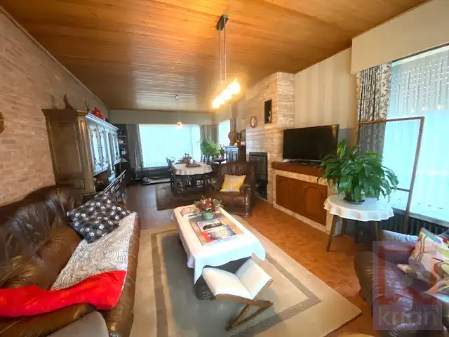 Ruime woning met tuin, 2 grote garages en kelder op grond groot 688m² foto 5