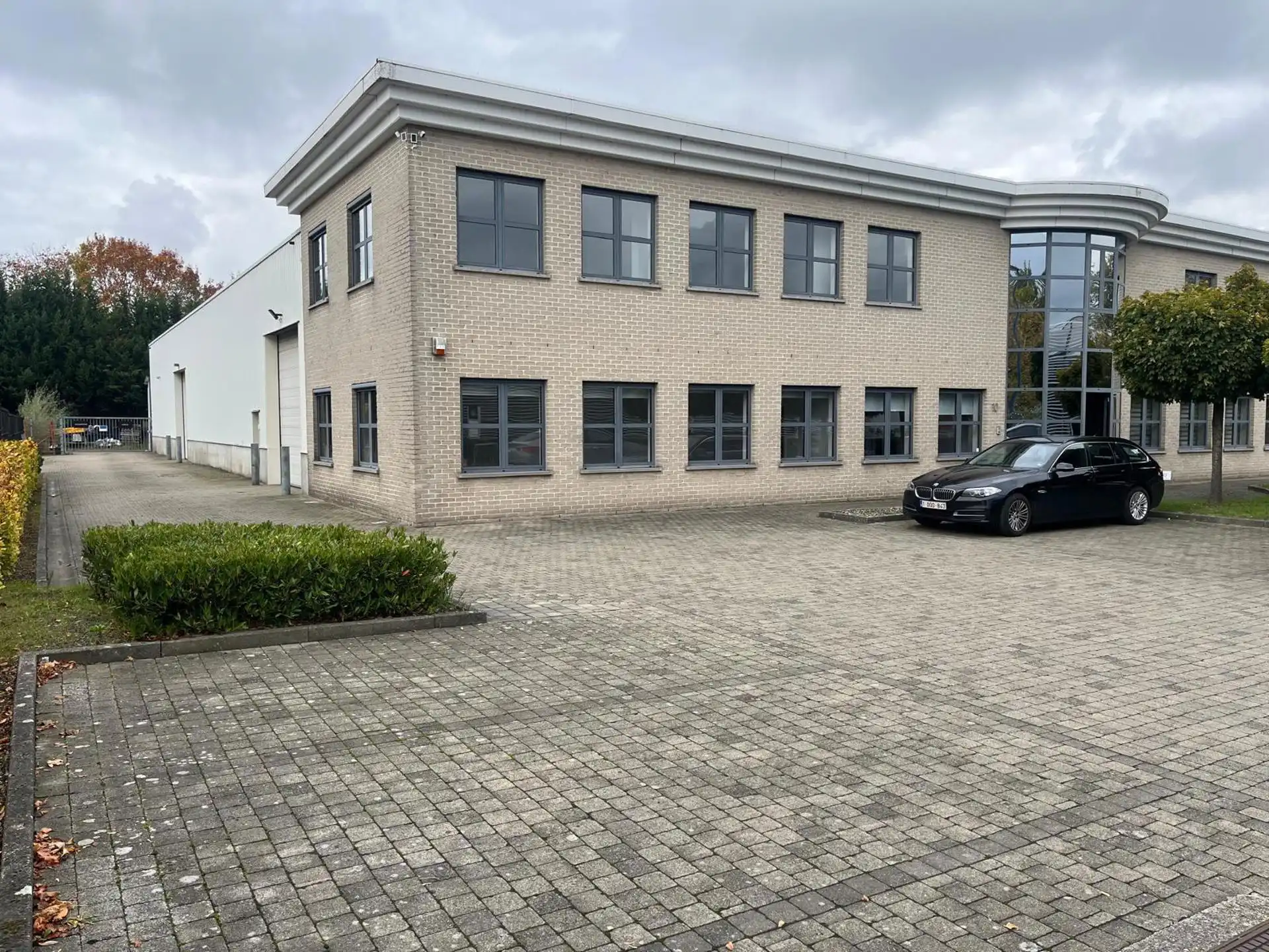 Kontich: magazijn met mezzanine en kantoorruimte foto {{pictureIndex}}