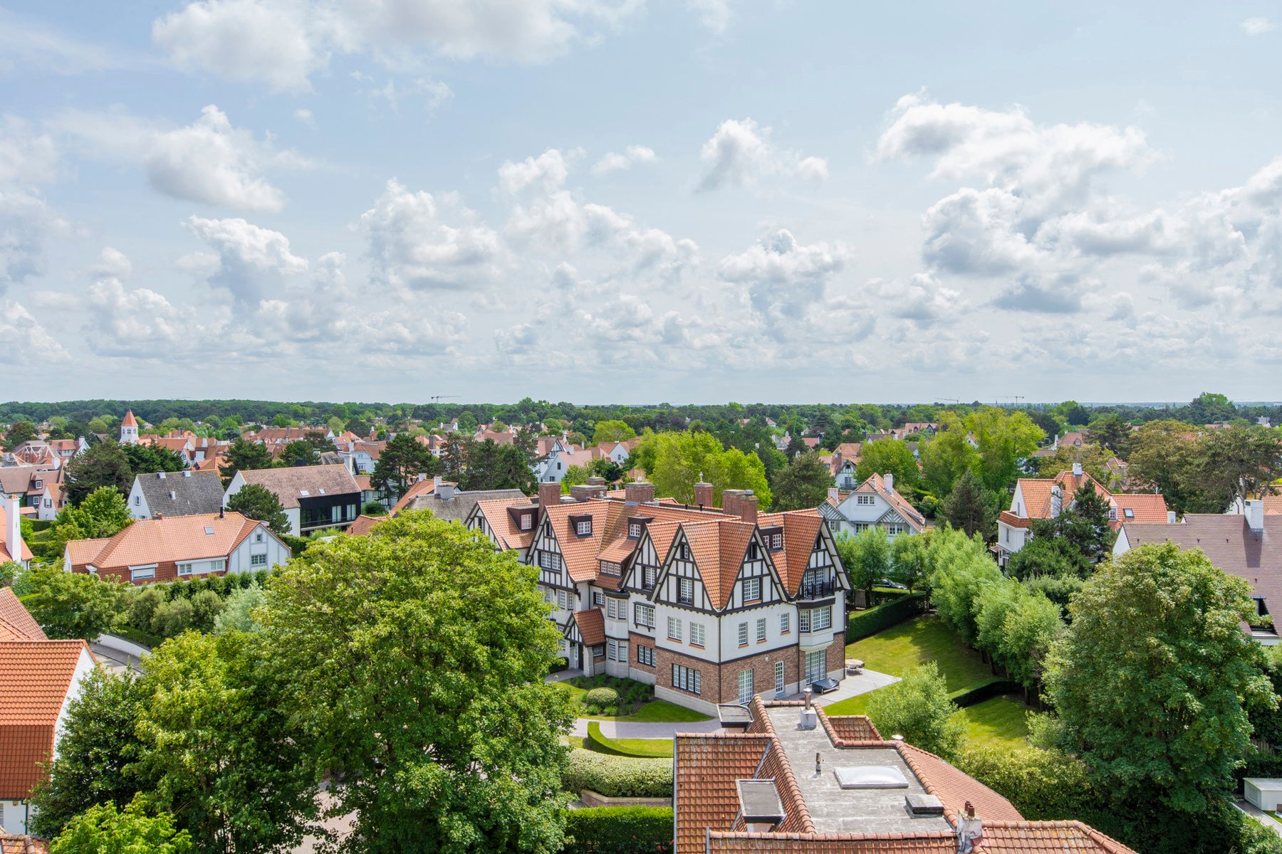 Nieuwbouw duplex penthouse met 2 zonneterrassen in hartje Zoute. foto 2