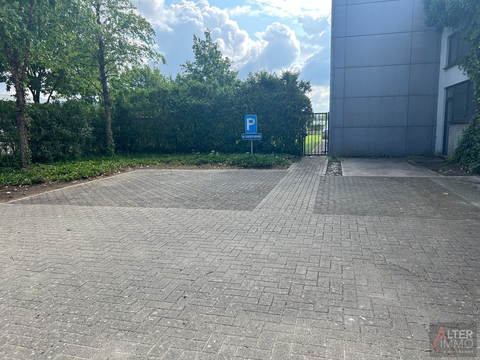 Hoogwaardig afgewerkte kantoorruimte van ca. 200m2 op ondernemerspark te Zolder. foto 3