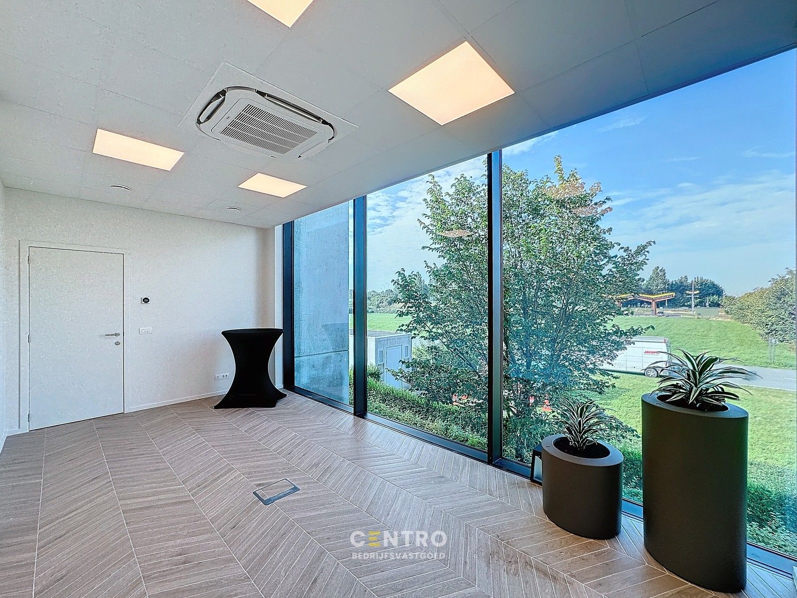 Splinternieuwe (° 2023) PLUG & PLAY kantoorruimte (20m²) met alle randaccommodatie te Oostende (naast de afrit "Zandvoorde". foto 8