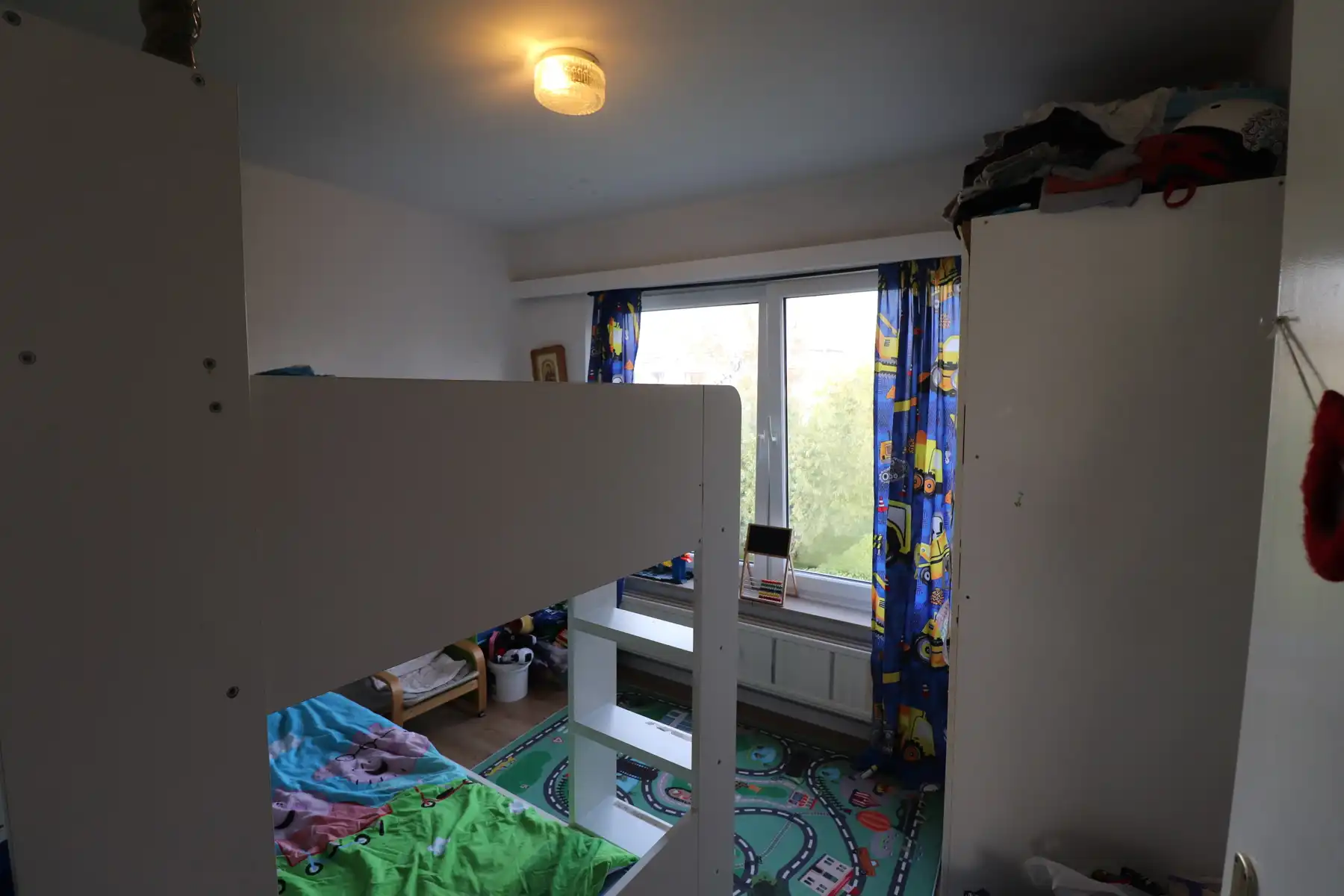 Appartement op de tweede verdieping met 2 slaapkamers met op het gelijkvloers garage met berging en tuin. foto 7