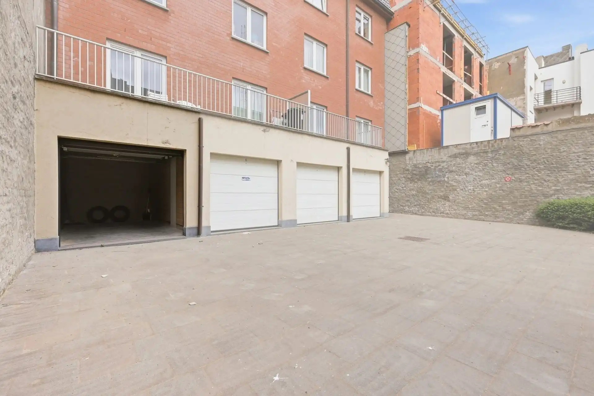 CENTRALE LIGGING / GELIJKVLOERS foto 6