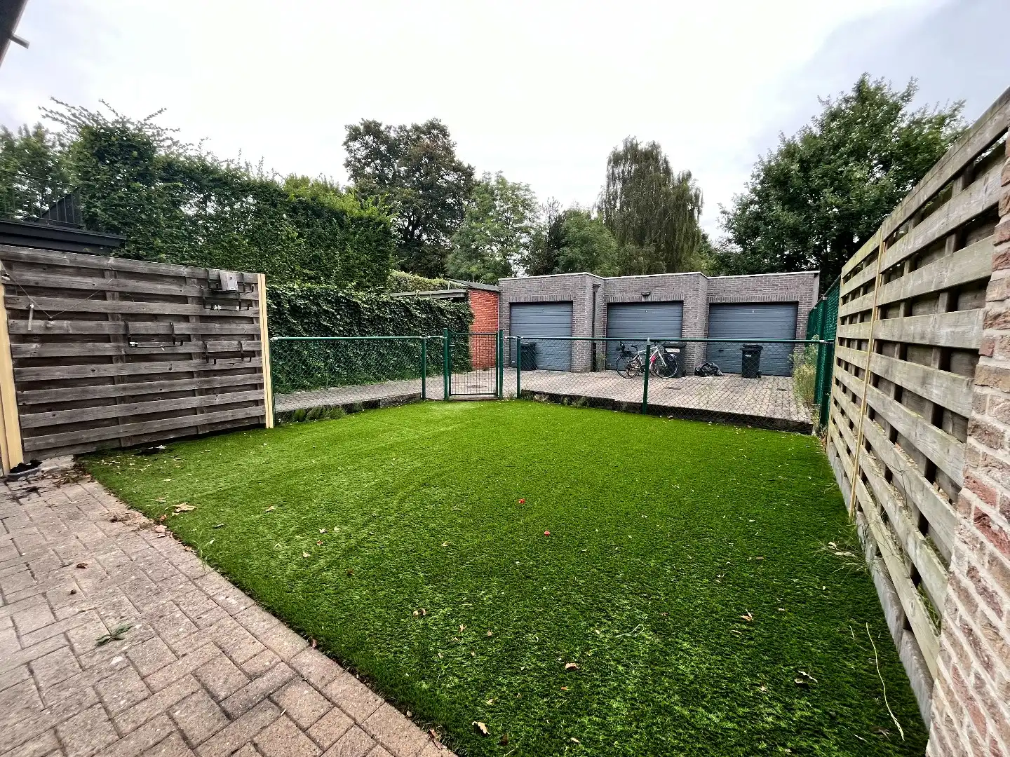 Hedendaags 2-slpk appartement met tuin, garage en kelder foto 12