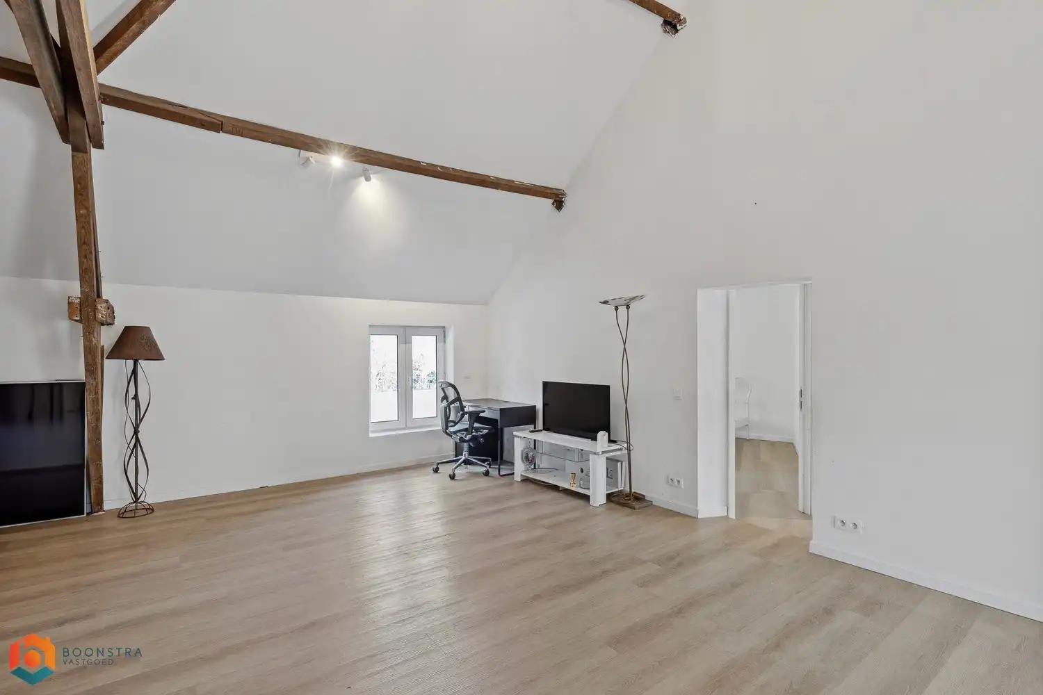 Grondig gerenoveerd handelsgelijkvloers met woonst en ruime parking foto 22