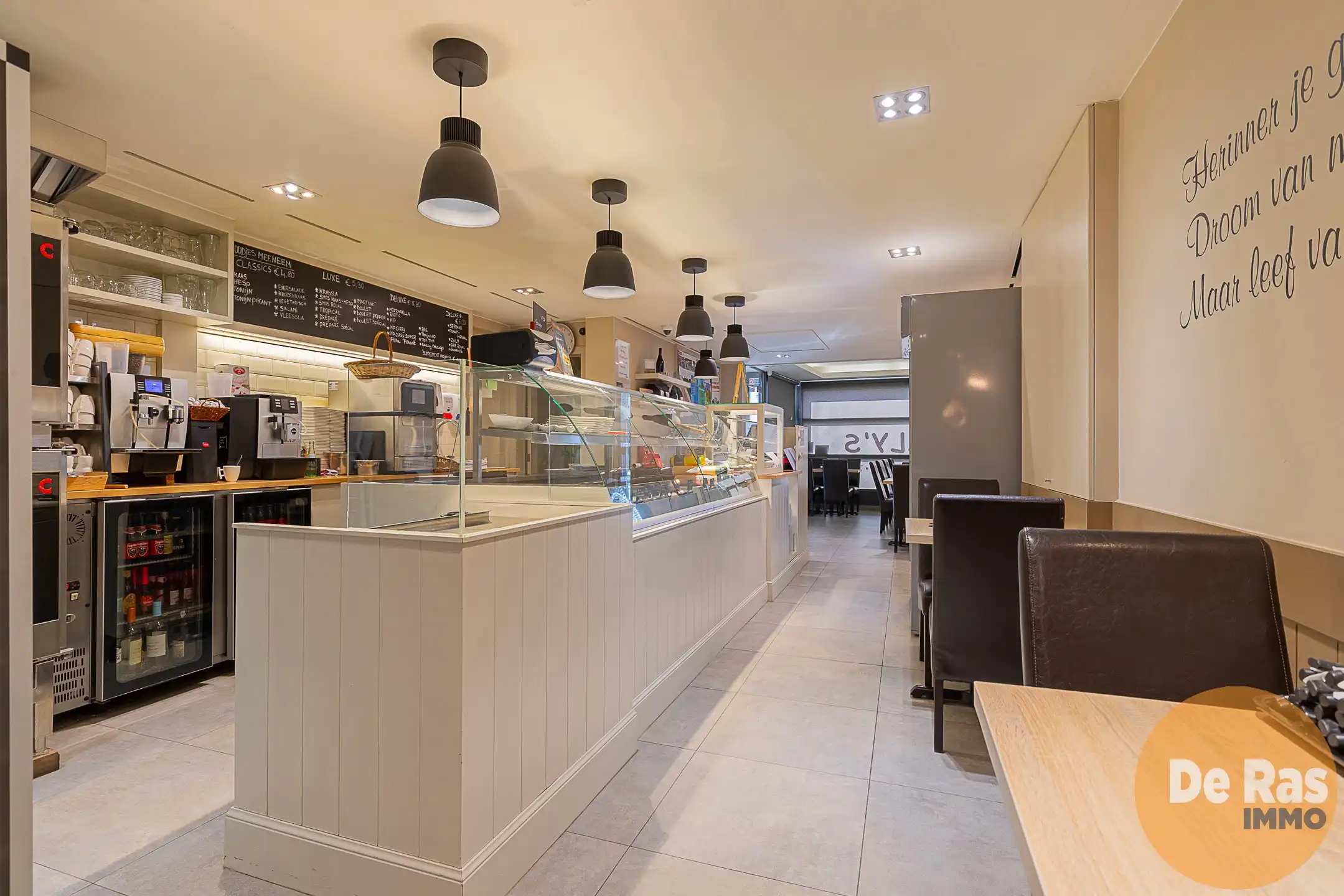 HERZELE – Florerende broodjeszaak op toplocatie met terras foto {{pictureIndex}}