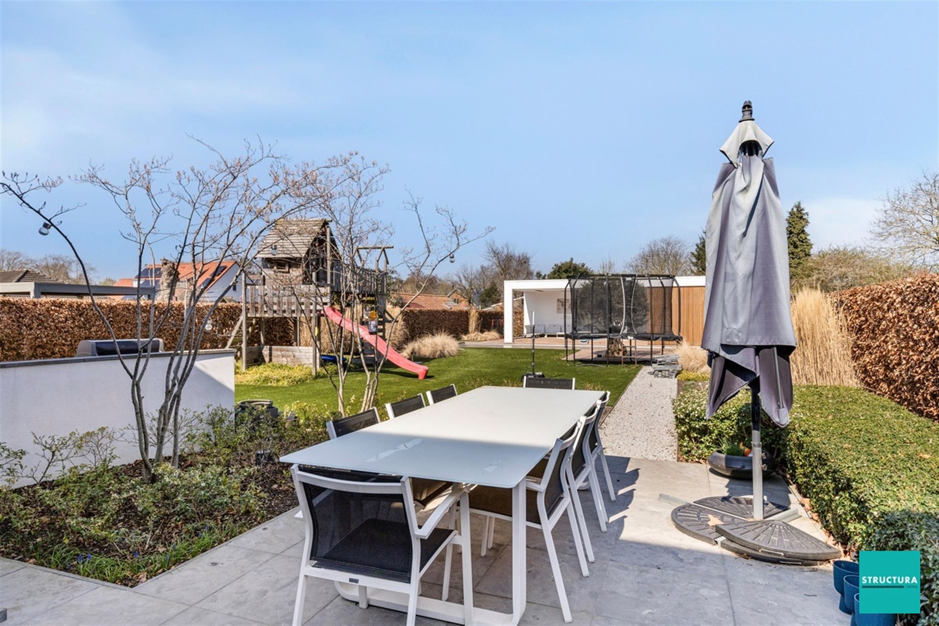 Prachtige moderne villa met zwembad en poolhouse foto 25