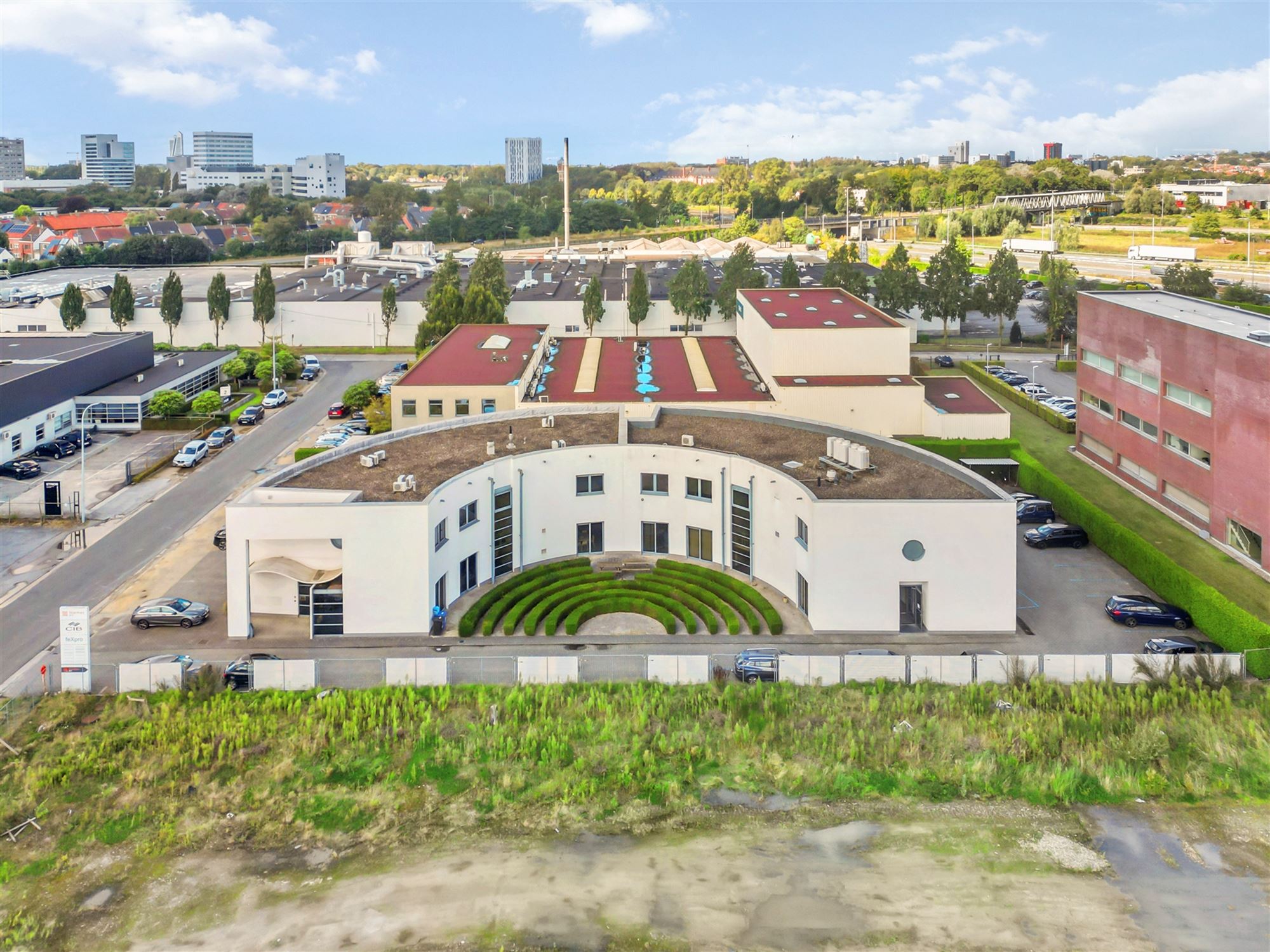 Instapklaar kantorencomplex op toplocatie ten zuiden van Gent foto {{pictureIndex}}