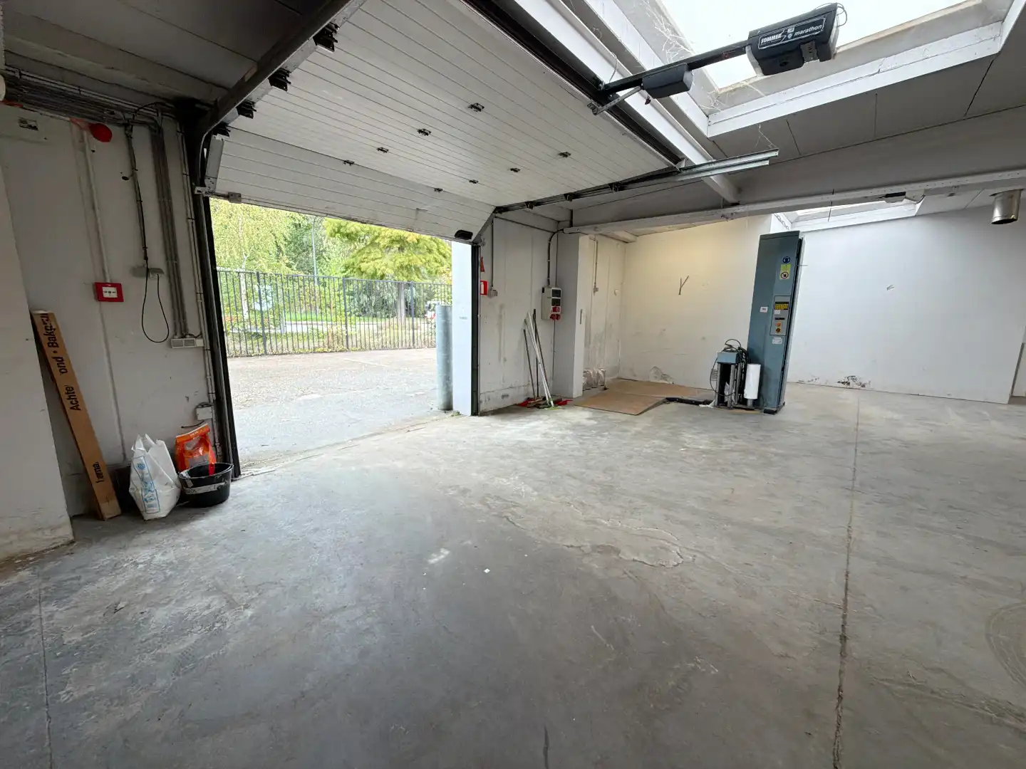 Magazijn met kantoren en buitenopslag te huur in Wilrijk foto 2