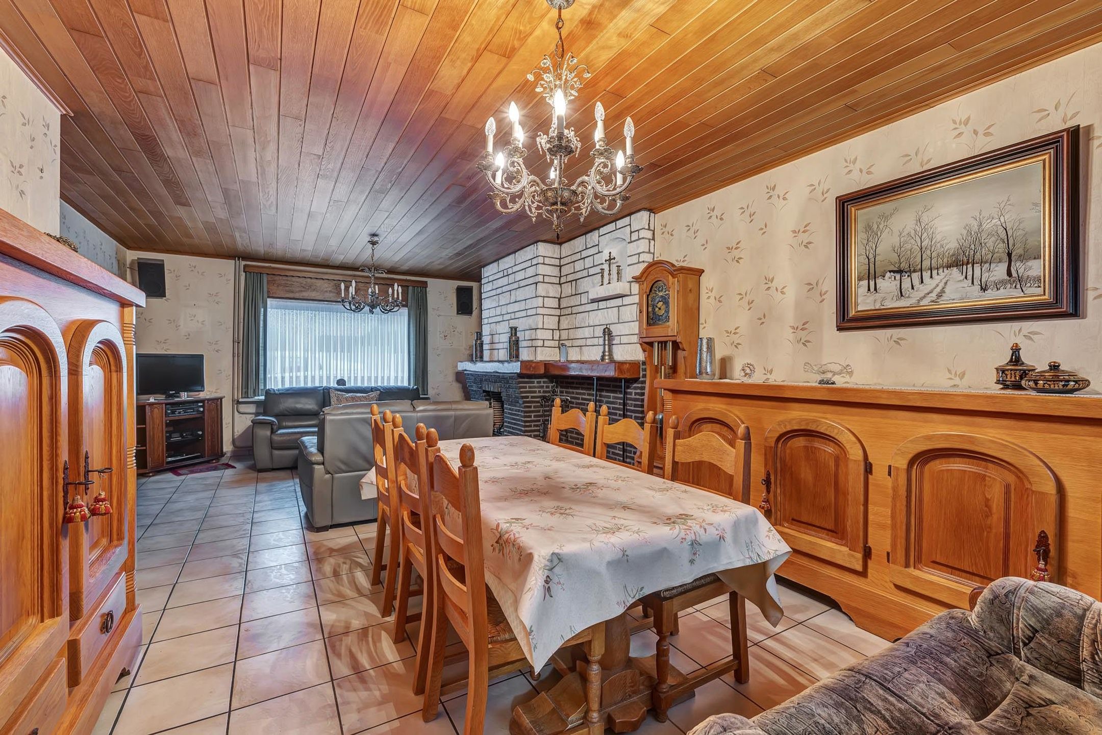 Ruime te renoveren woning met garage en veel potentieel foto 4