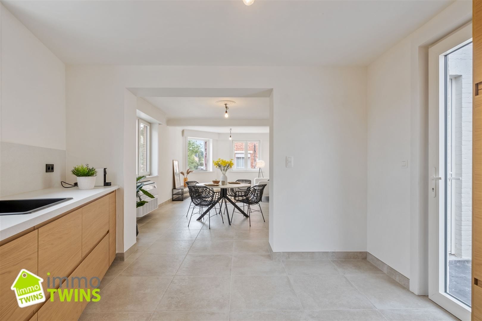 Volledig gerenoveerde halfopen woning met garage in het hart van Kemzeke foto 6