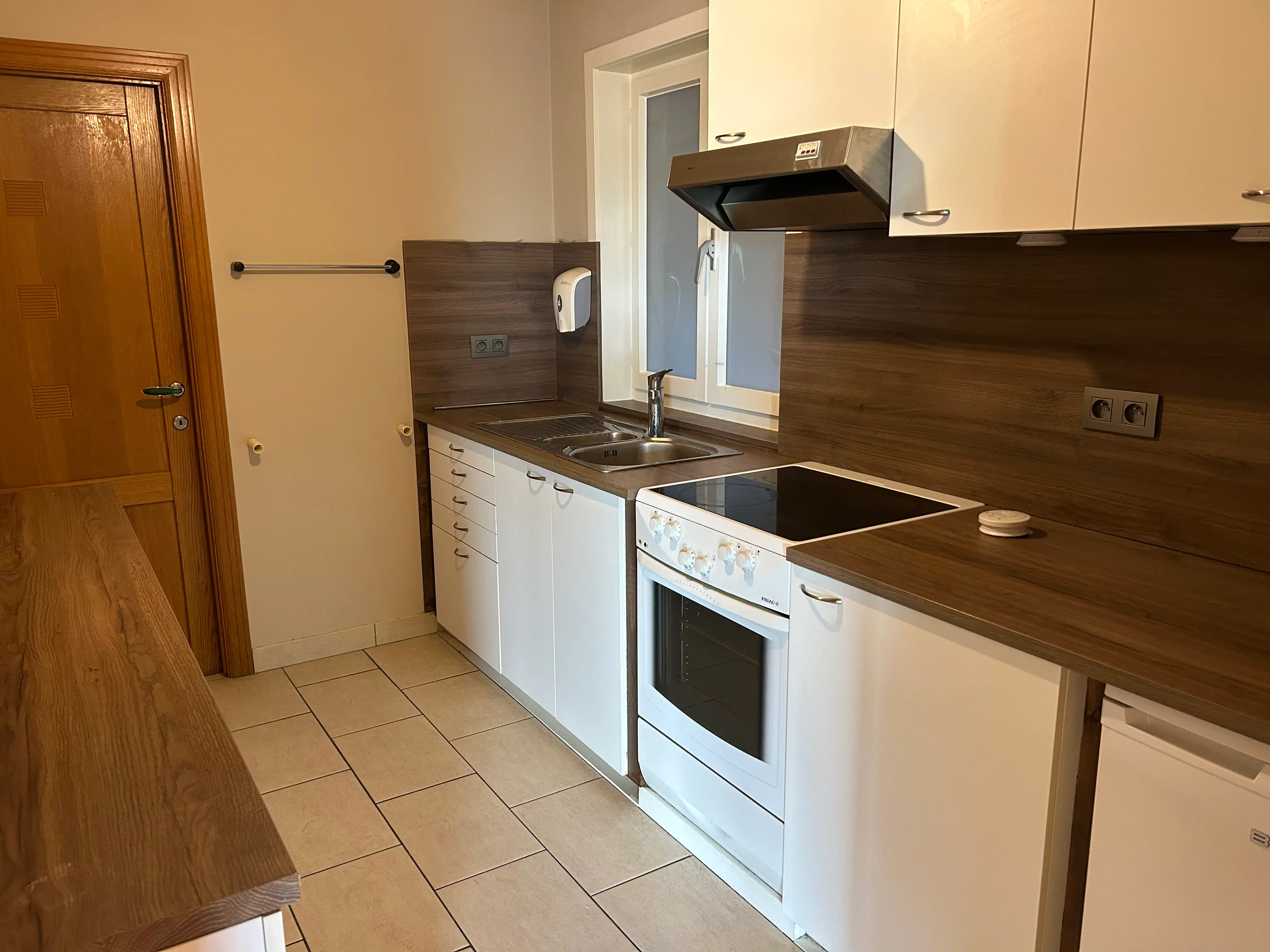 Gezellig ingericht appartement met 2 slaapkamers + standplaats. foto 2
