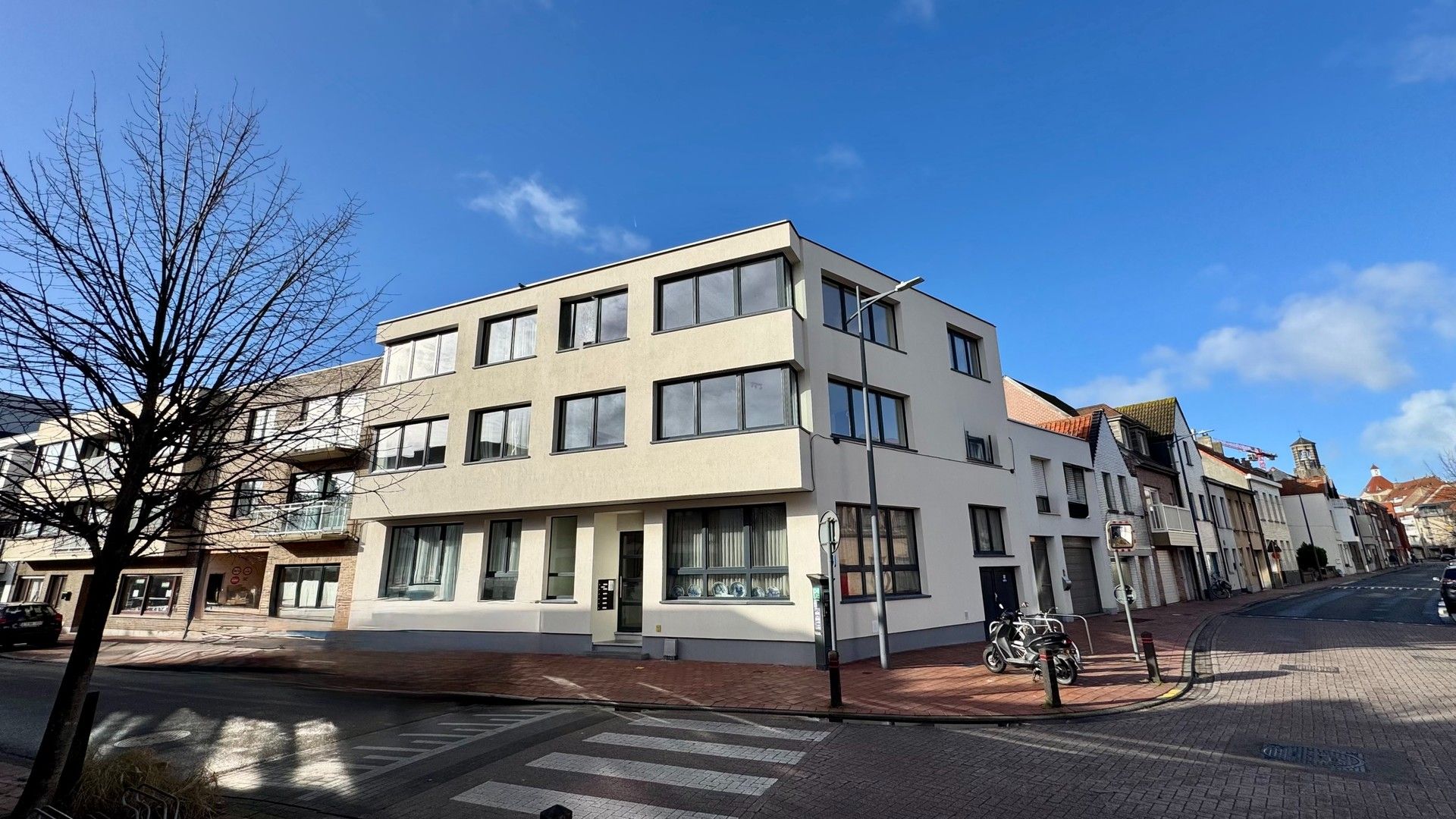 Gerenoveerd hoekappartement met 2 volwaardige slaapkamers, vlakbij het centrum van Knokke. foto {{pictureIndex}}